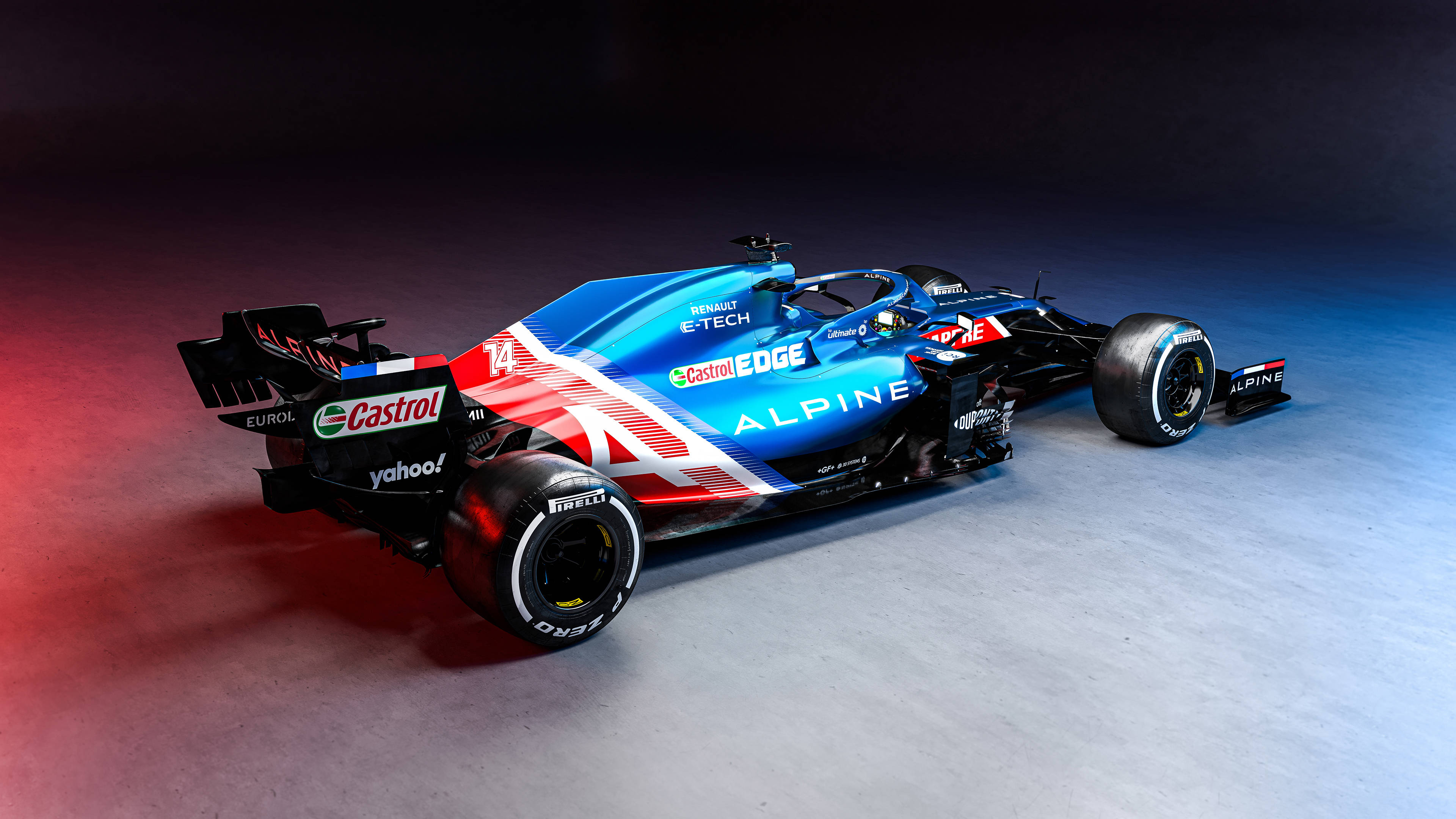 F1 桌布 壁紙 — 一輛時尚的藍色、紅色和黑色Alpine F1賽車，帶有贊助商標誌，在紅色和藍色燈光的暗色工作室地板上戲劇性地照亮。