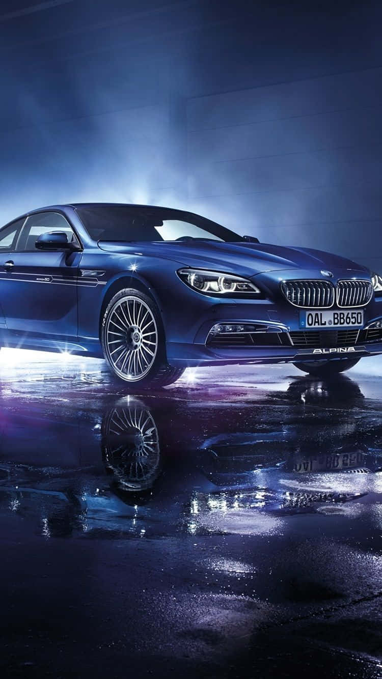 Bmw iPhone 桌布 壁紙 — 一輛時尚的藍色Alpina BMW轎跑車在戲劇性的攝影棚燈光下，在潮濕的反光表面上閃閃發光。