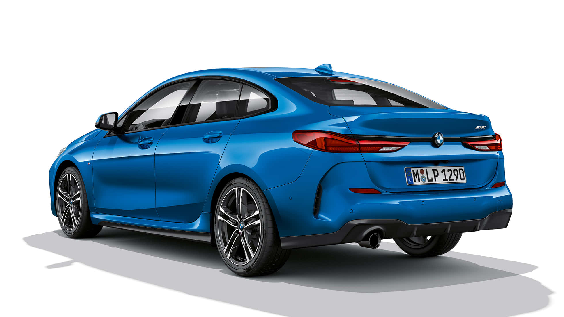 Bmw 2 Series 桌布 壁紙 — 一輛時尚的藍色BMW 2 Series Gran Coupe，從後方四分之三角度展示，背景為純白色。