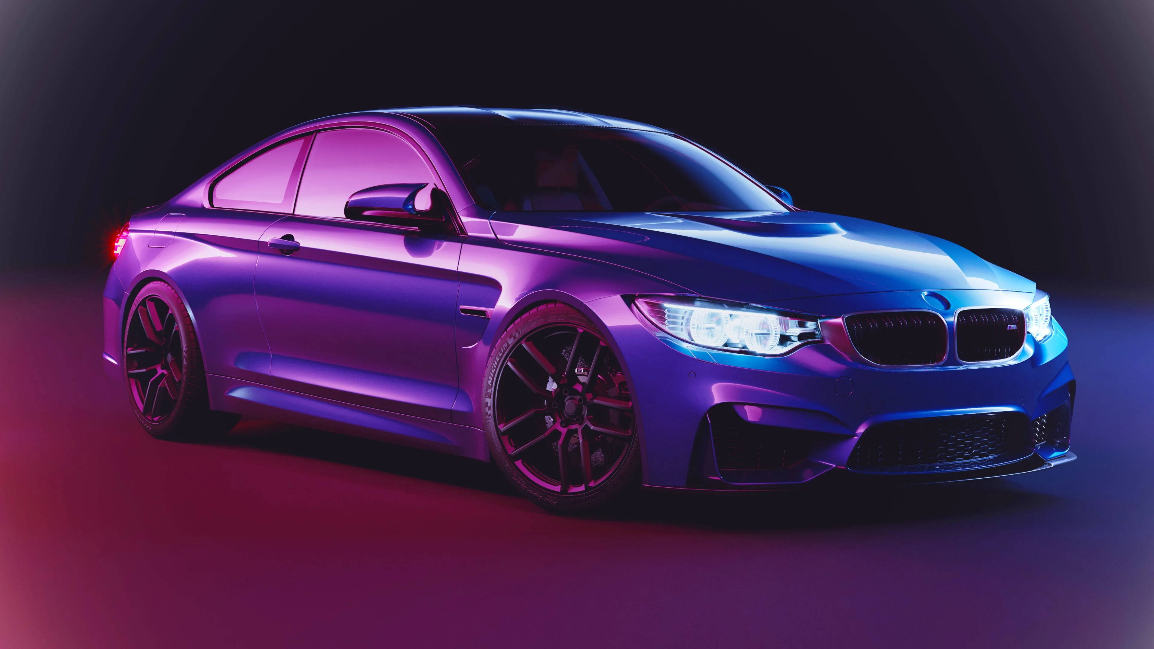 4K BMW 壁紙 桌布 壁紙 — 一輛時尚的藍色BMW M4轎跑車在充滿活力的紫色和粉紅色工作室燈光下，在深色背景中閃耀。