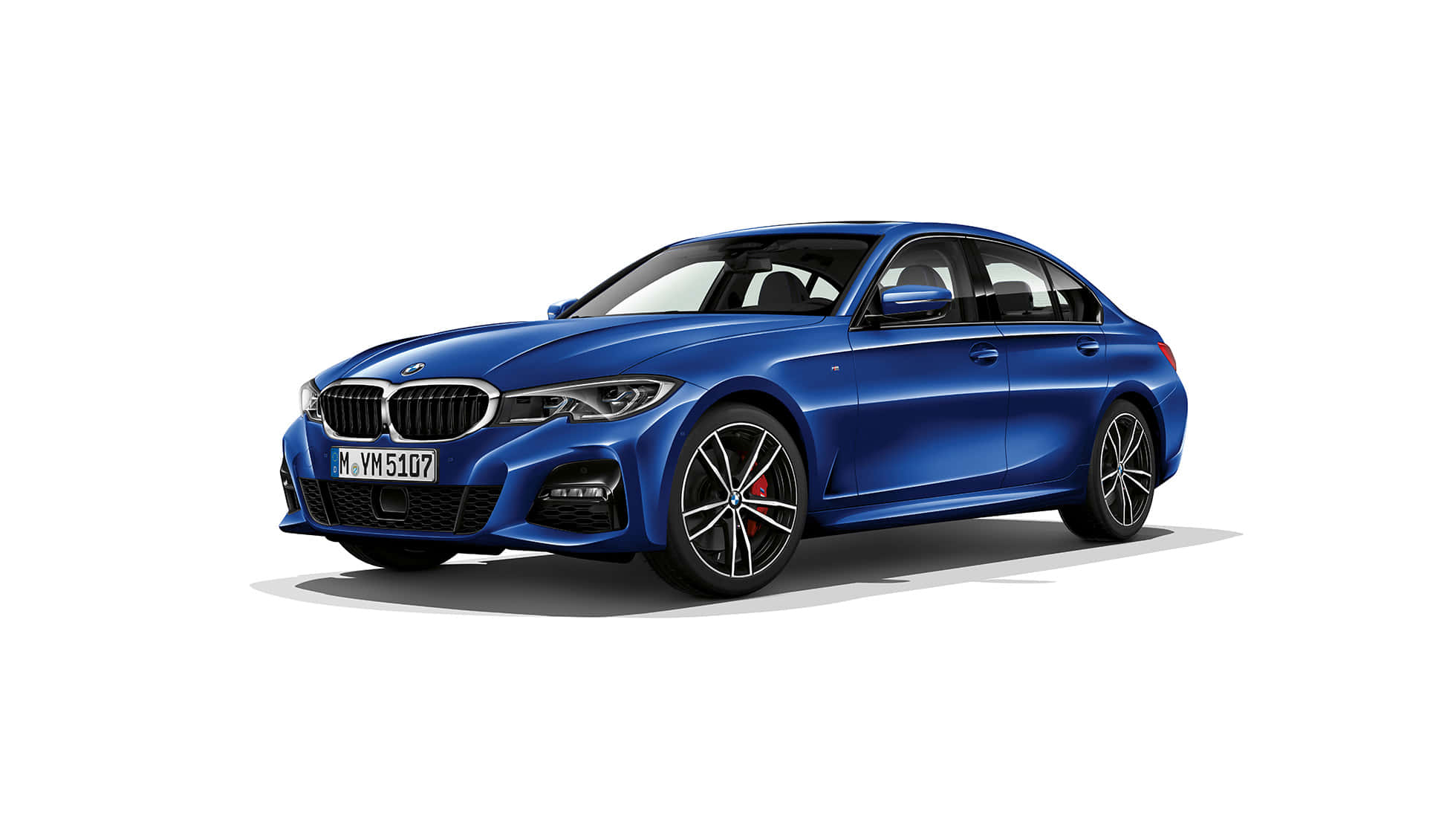 Bmw 3 Series 桌布 壁紙 — 一輛時尚的藍色BMW轎車，配備黑色輪圈和紅色制動卡鉗，在白色背景的攝影棚燈光下展示。