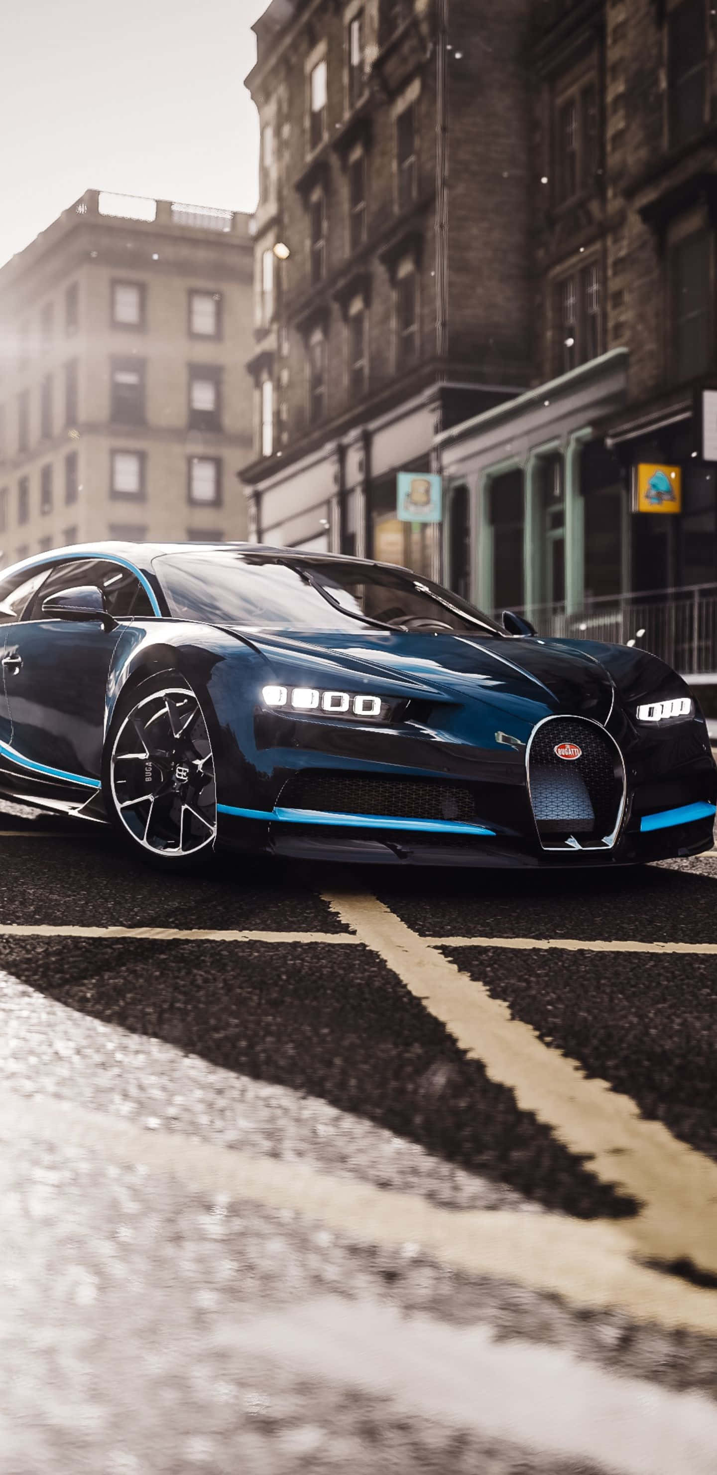 Pixel 3xl Forza Horizon 4 桌布 壁紙 — 一輛時尚的藍色Bugatti Chiron停泊在濕漉漉的城市街道上，背景是歷史建築。