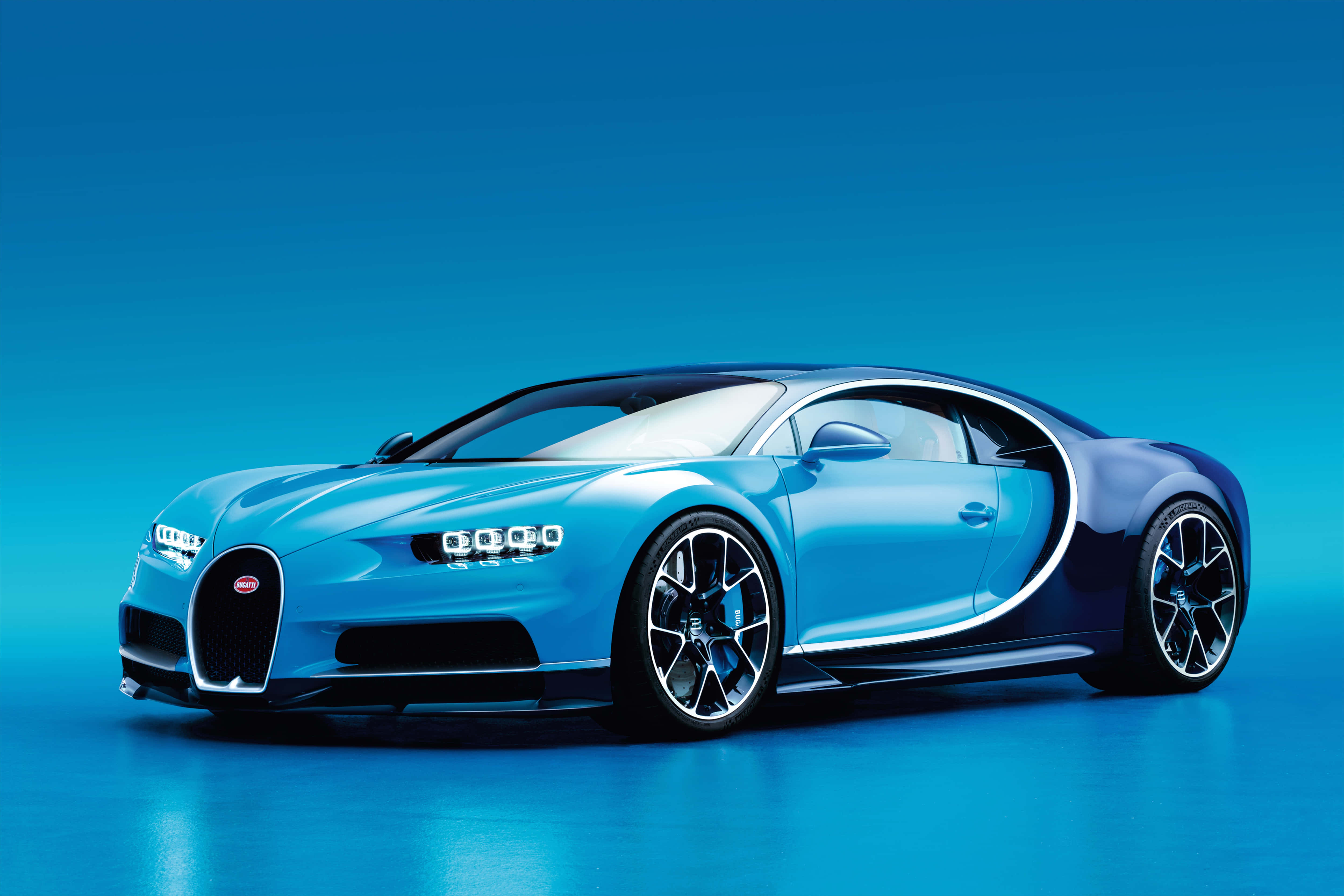 Blue Car 桌布 壁紙 — 一輛時尚的藍色Bugatti Chiron跑車在攝影棚燈光下，於純藍色背景前閃閃發光。