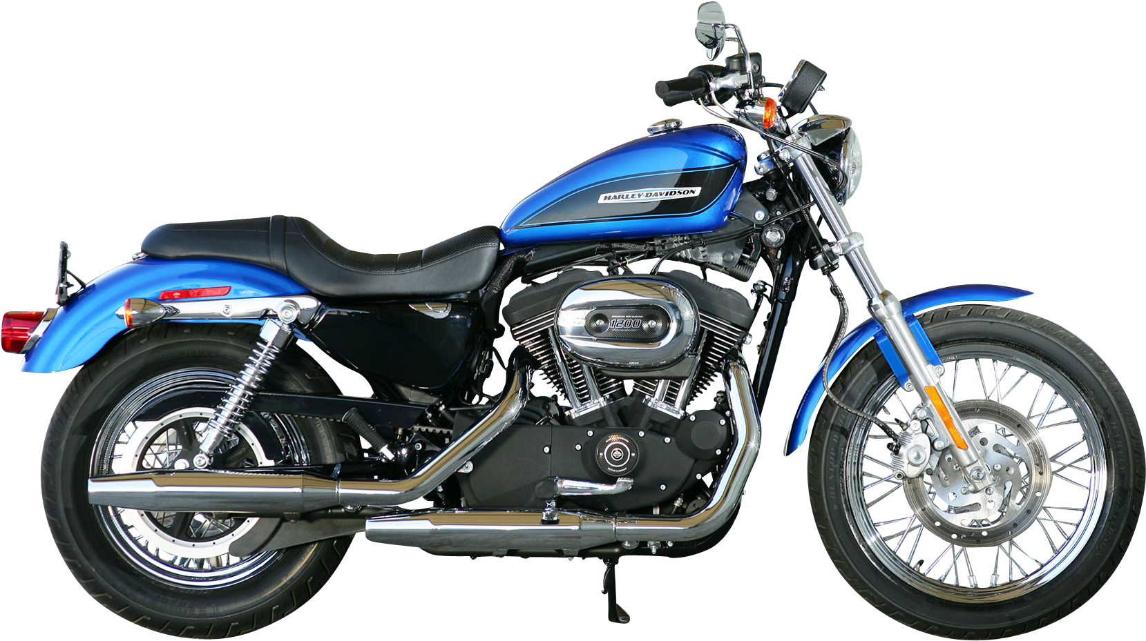 哈雷戴維森 桌布 壁紙 — 一輛時尚的藍色Harley-Davidson摩托車，帶有鍍鉻裝飾和黑色座椅，在純黑色背景下脫穎而出。