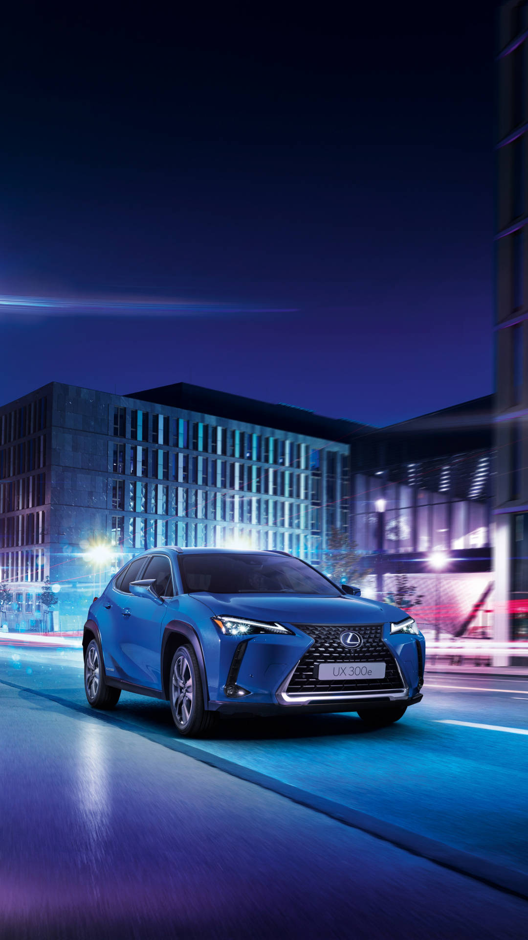 lexus iPhone 桌布 壁紙 — 一輛時尚的藍色Lexus UX 300e SUV在霓虹燈照亮的城市夜街上行駛，帶有動態模糊和發光的建築燈光。