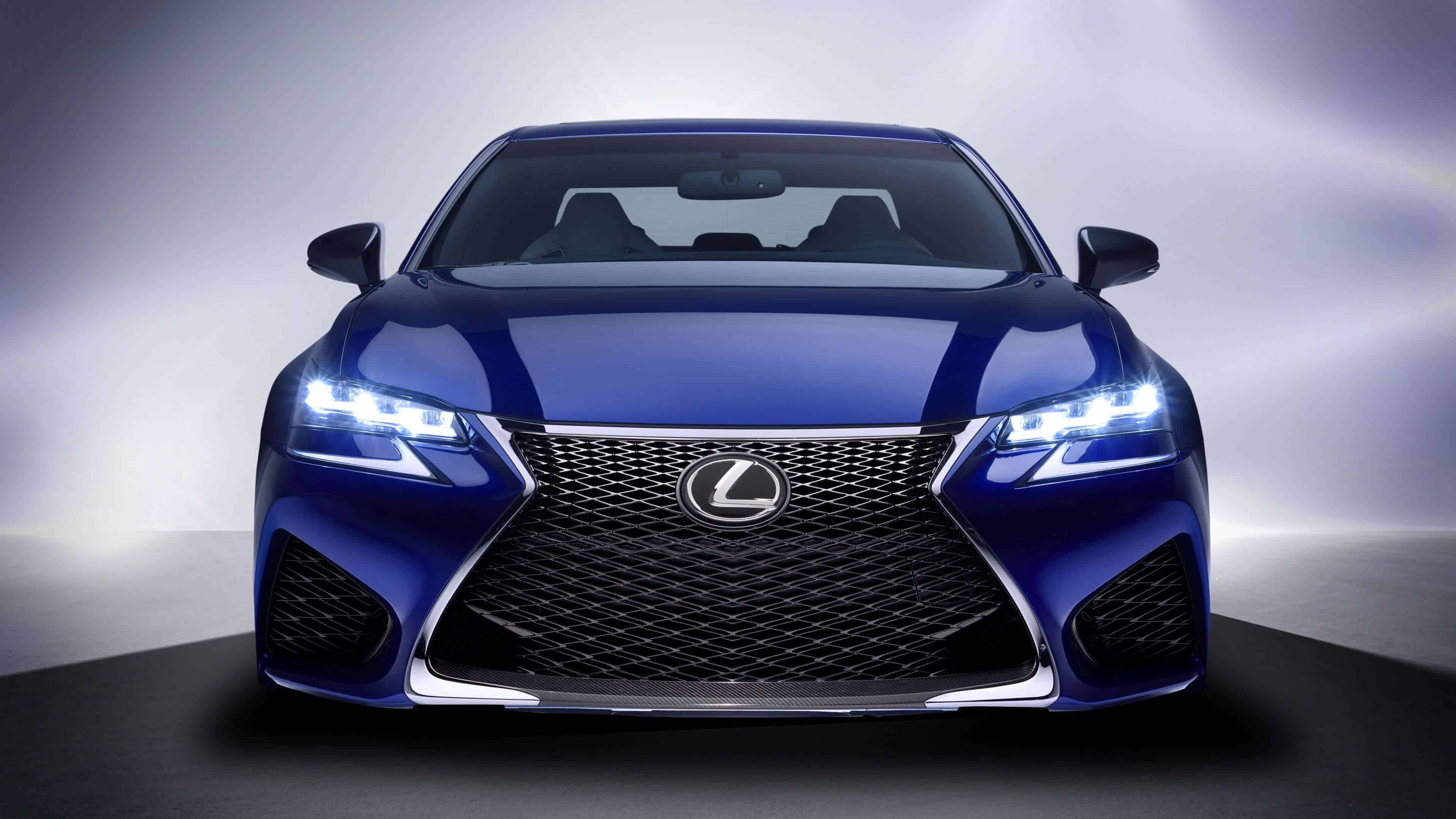 凌志 桌布 壁紙 — 一輛時尚的藍色Lexus轎車在攝影棚燈光下閃耀，配備銳利頭燈和醒目進氣格柵。
