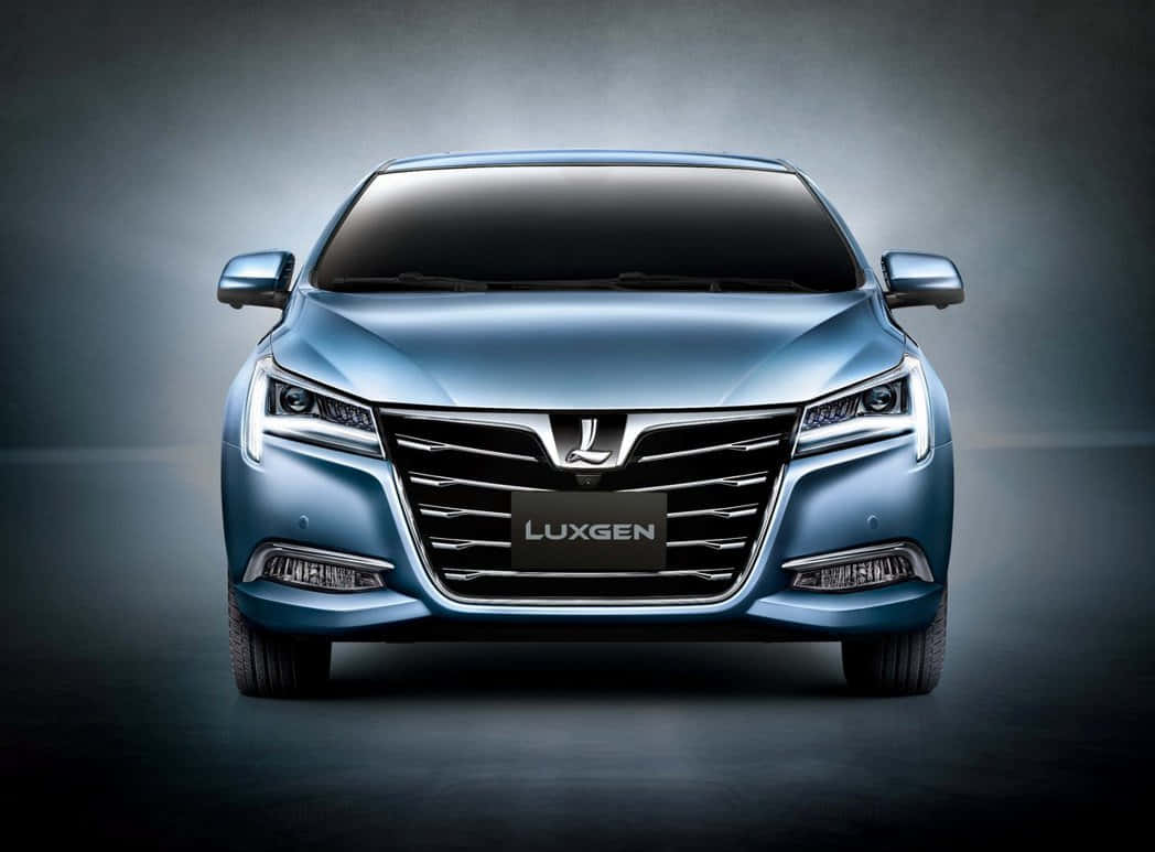 Luxgen 桌布 壁紙 — 一輛時尚的藍色Luxgen轎車在戲劇性的攝影棚燈光下，面向深色漸變背景。