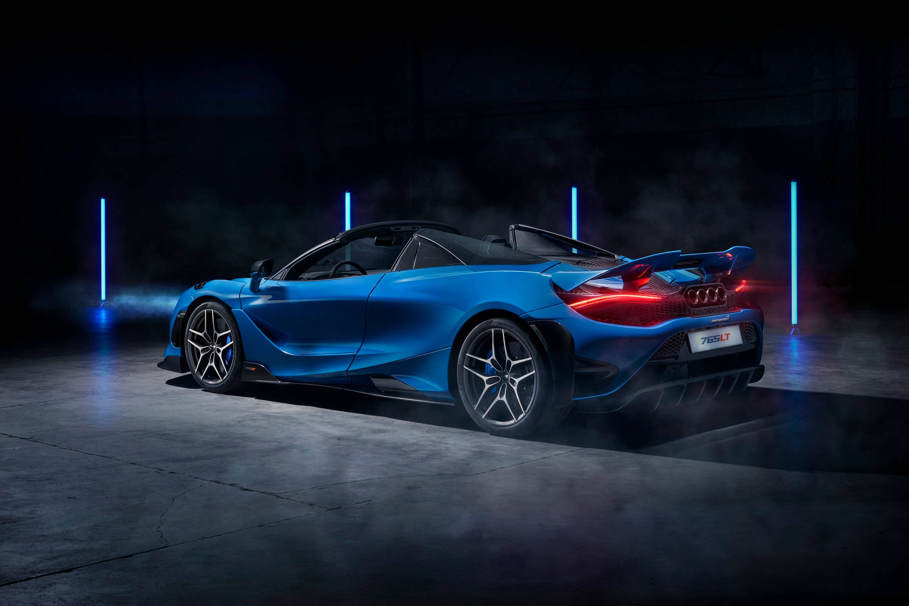 跑車 桌布 壁紙 — 一輛時尚的藍色McLaren 765LT跑車在煙霧瀰漫的黑暗車庫中，在霓虹燈下閃耀。