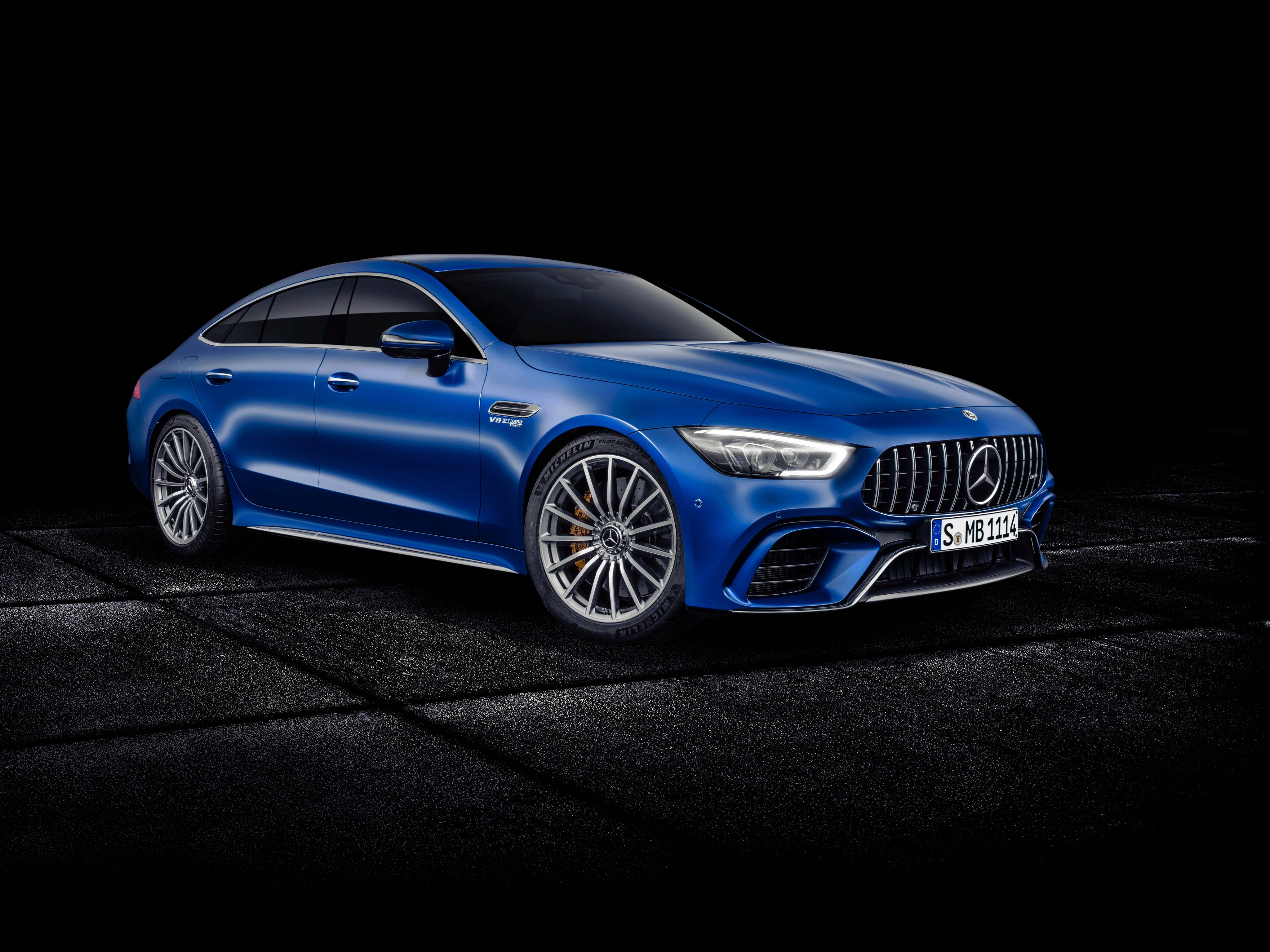 Mercedes Amg 桌布 壁紙 — 一輛時尚的藍色Mercedes-AMG GT 63 S E Performance轎跑車在黑色背景的攝影棚燈光下閃耀。
