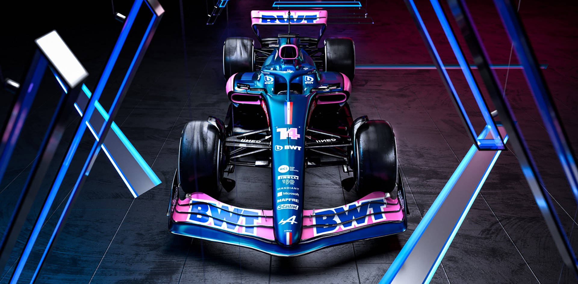 F1 桌布 壁紙 — 一輛時尚的藍色和粉紅色一級方程式賽車，號碼14，在未來主義車庫中，在戲劇性的藍色霓虹燈下展示。