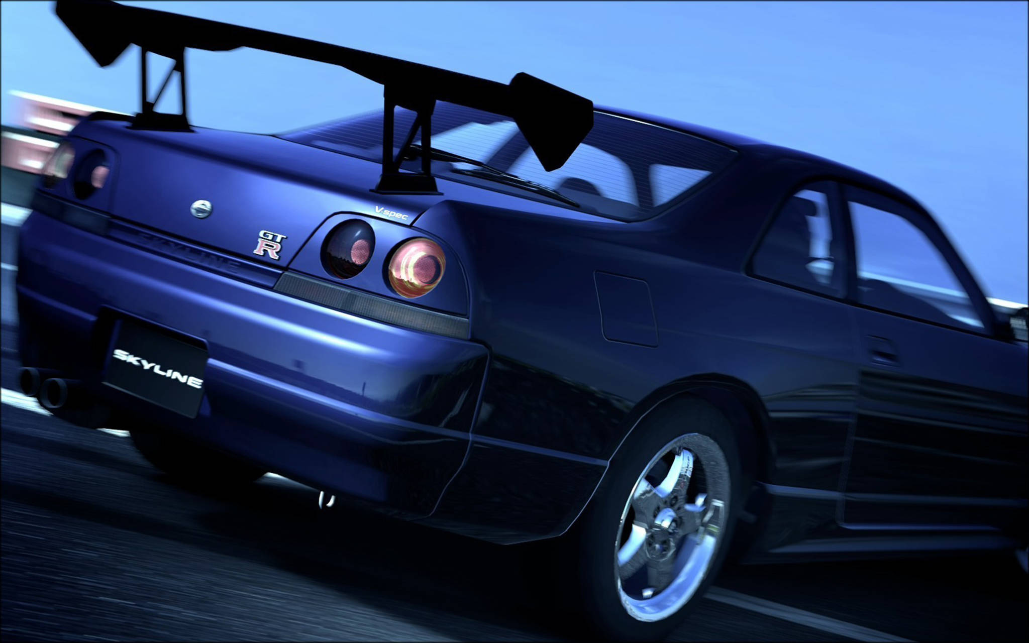 Gtr 桌布 壁紙 — 一輛時尚的藍色日產Skyline R34 GT-R配備大型後擾流板，在暮色天空下的模糊高速公路上疾馳。