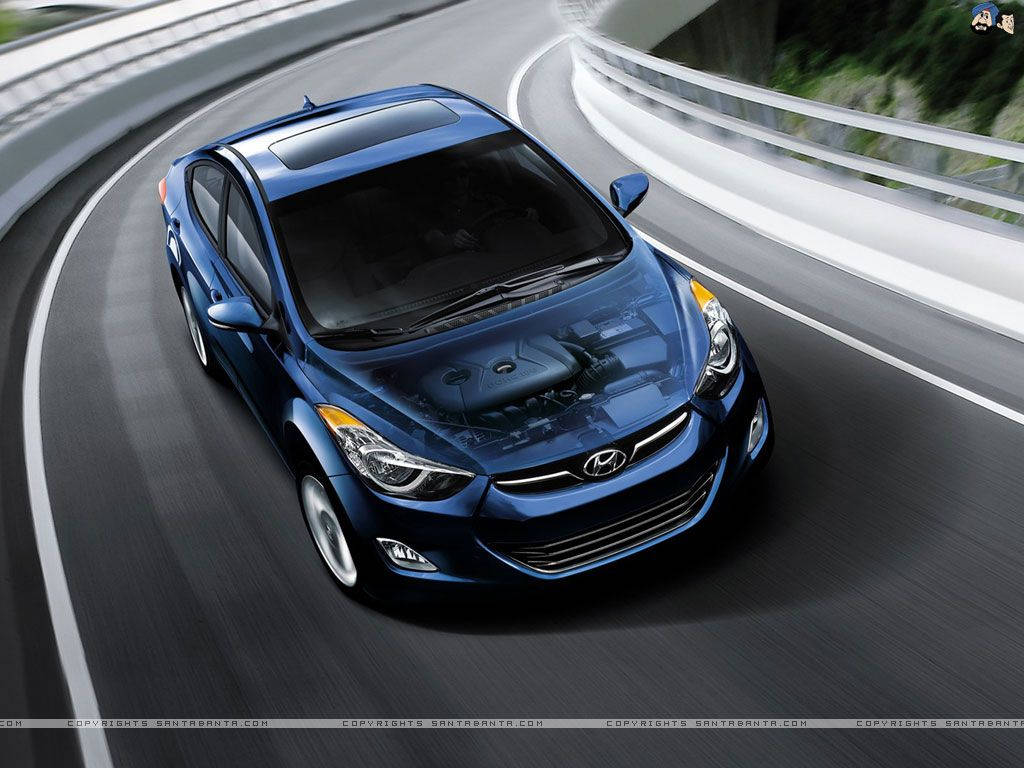 Hyundai 桌布 壁紙 — 一輛時尚的藍色現代轎車在蜿蜒的高速公路上行駛，背景有白色護欄和綠色山丘。