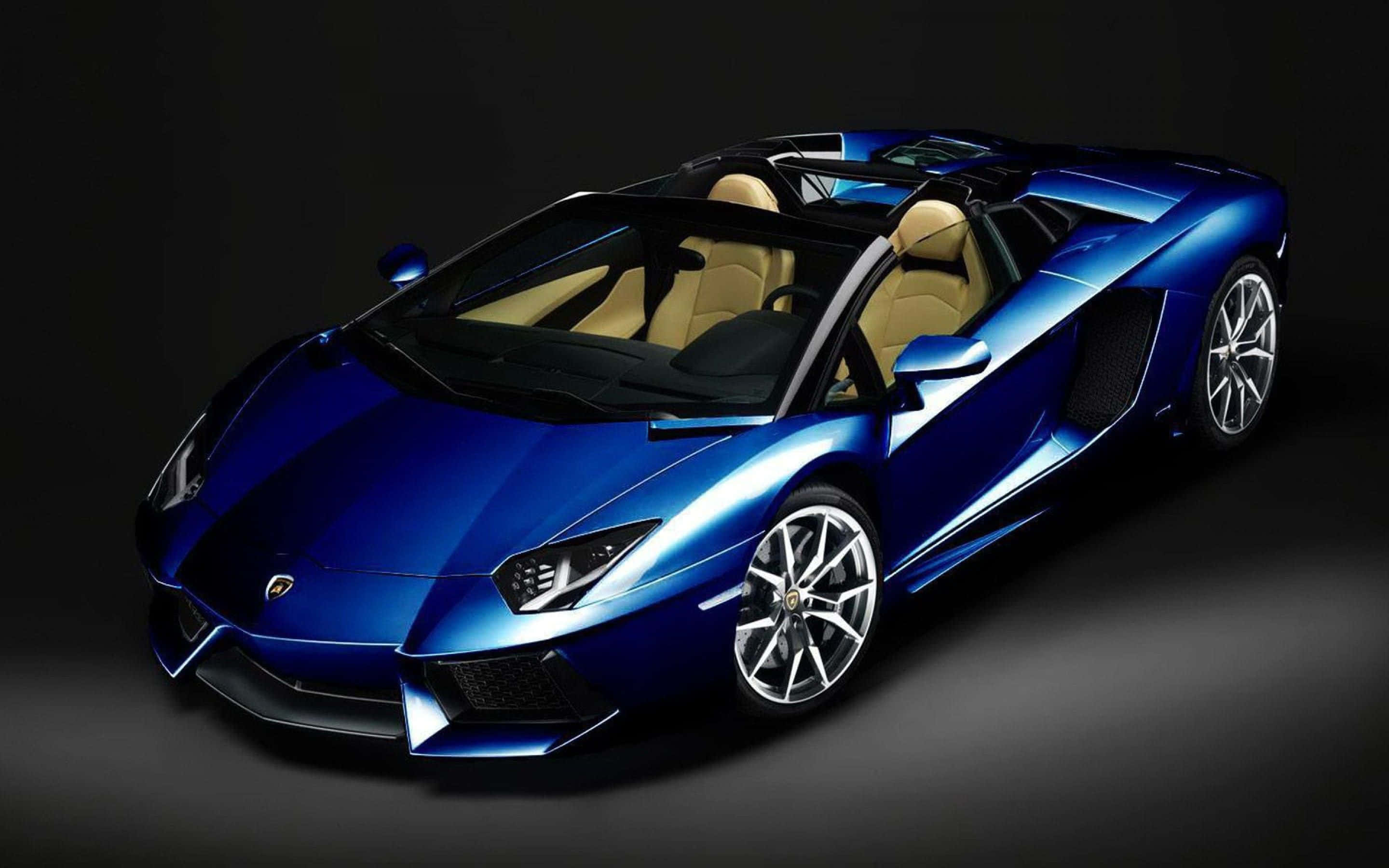 跑車 桌布 壁紙 — 一輛時尚的藍色藍寶堅尼Aventador Roadster，配以棕褐色皮革座椅，在黑色背景下於工作室燈光中閃耀。