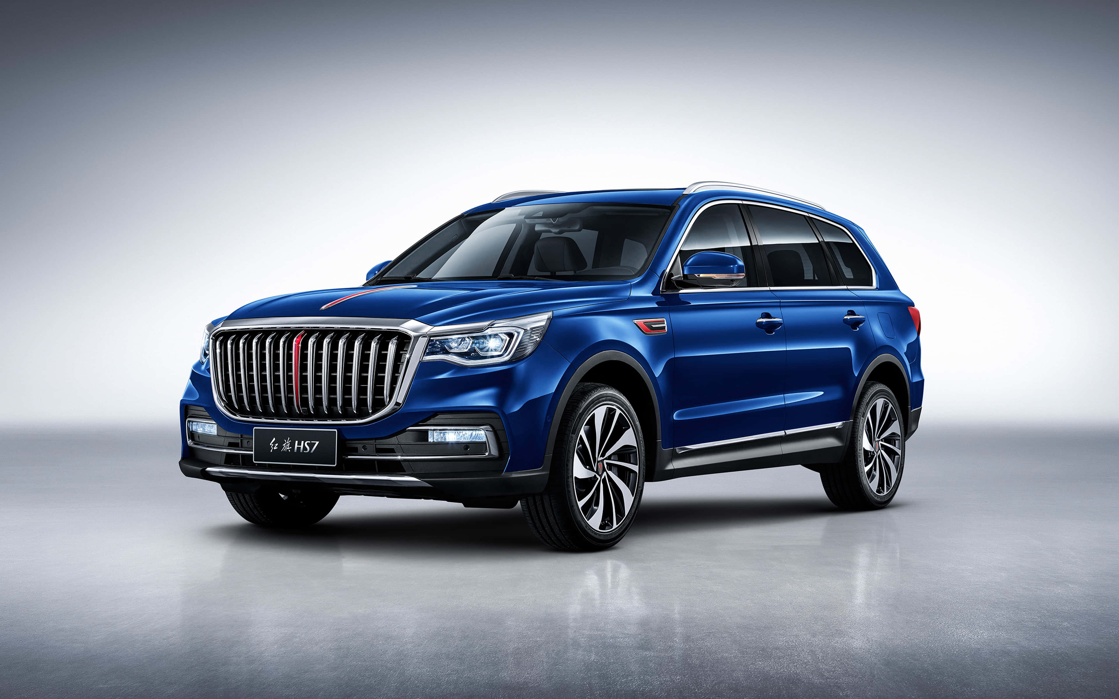 Hongqi 桌布 壁紙 — 一輛時尚的藍色豪華SUV，配備鍍鉻格柵和合金輪圈，以極簡的漸變工作室背景為襯托。