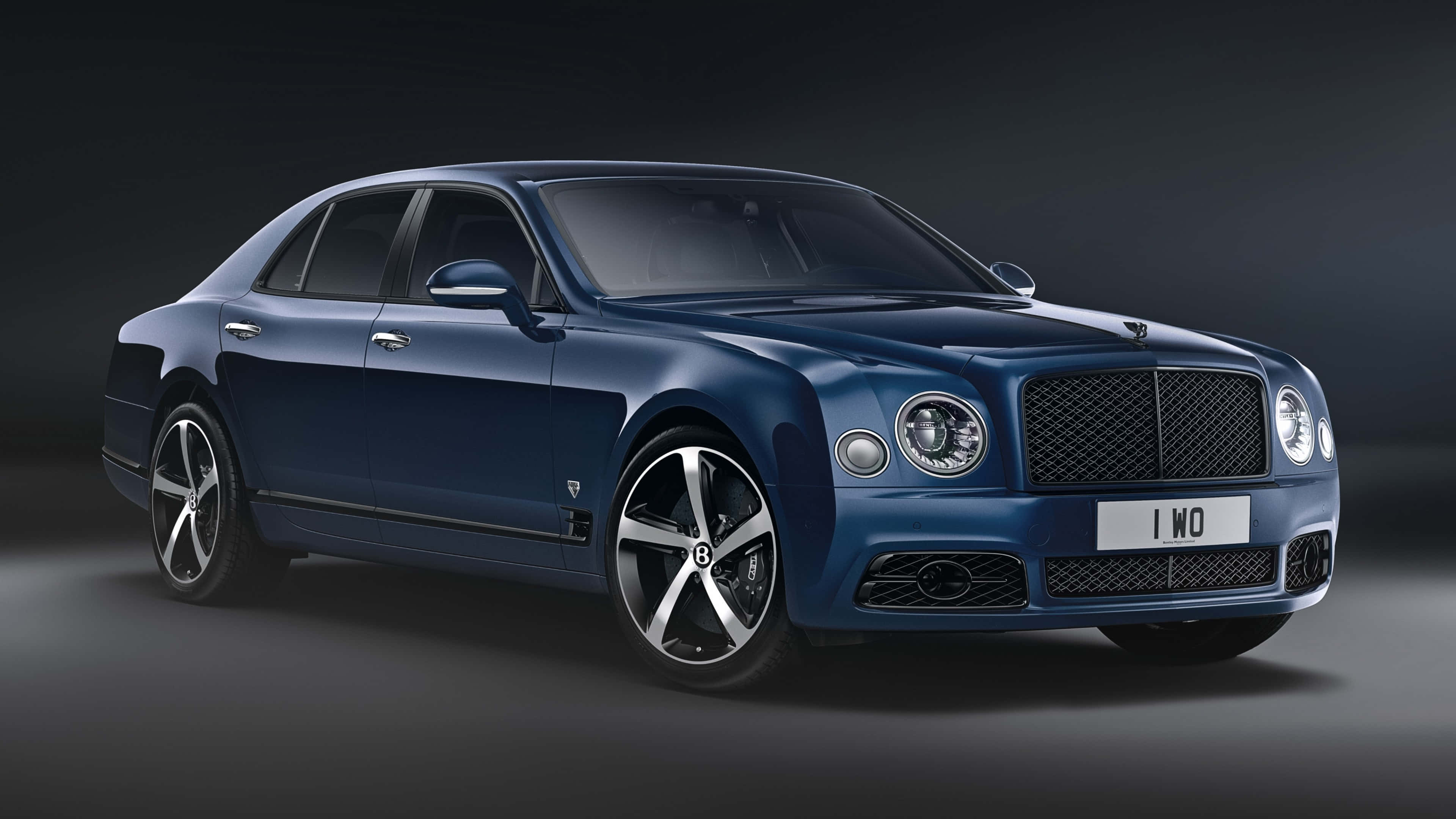 Bentley Mulsanne 桌布 壁紙 — 一輛時尚的藍色賓利慕尚轎車在攝影棚燈光下，在深色漸變背景上閃閃發光。