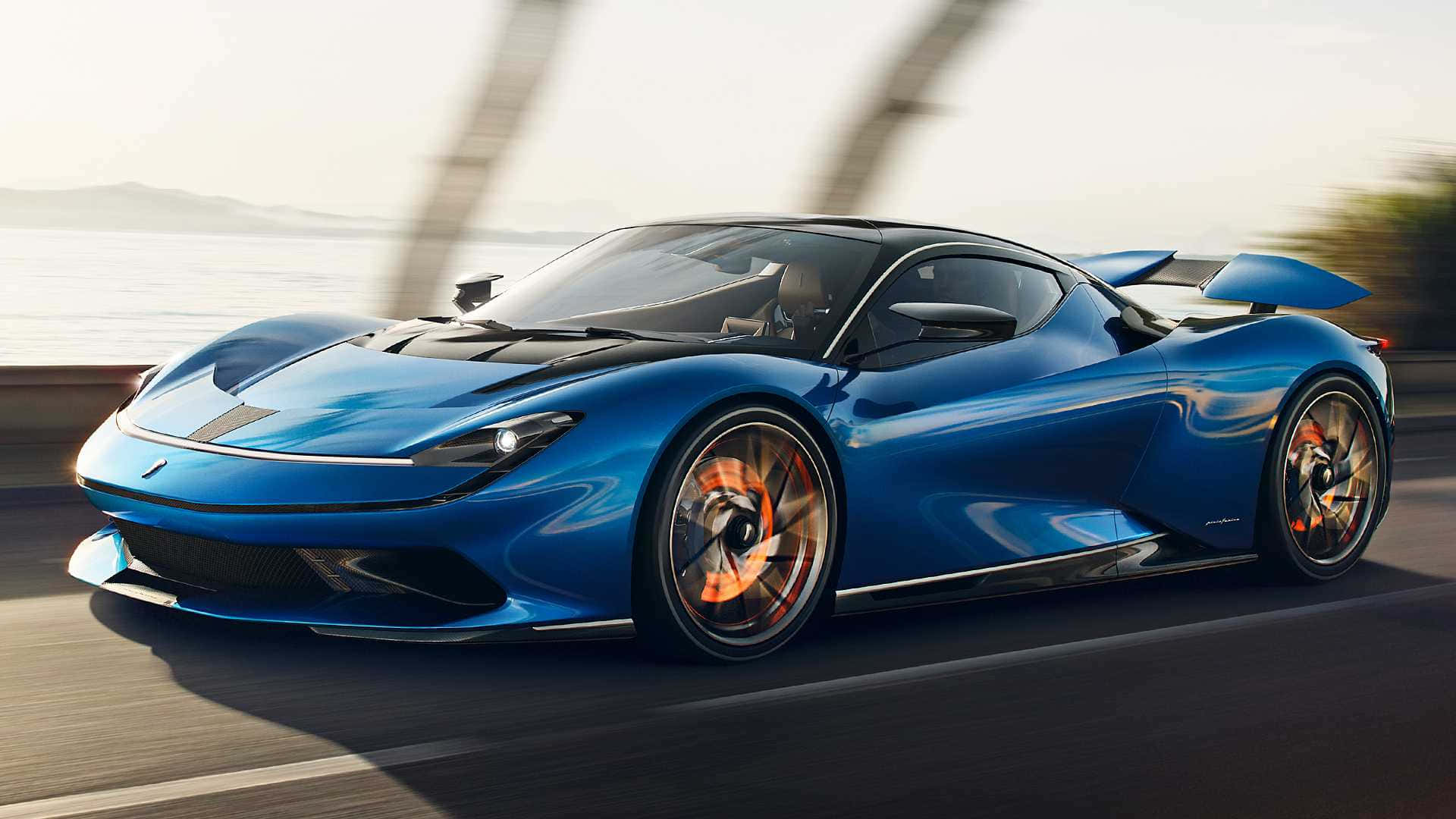 Pininfarina 桌布 壁紙 — 一輛時尚的藍色超跑沿著海岸公路疾馳，帶有模糊的動態效果和橙色點綴的車輪。