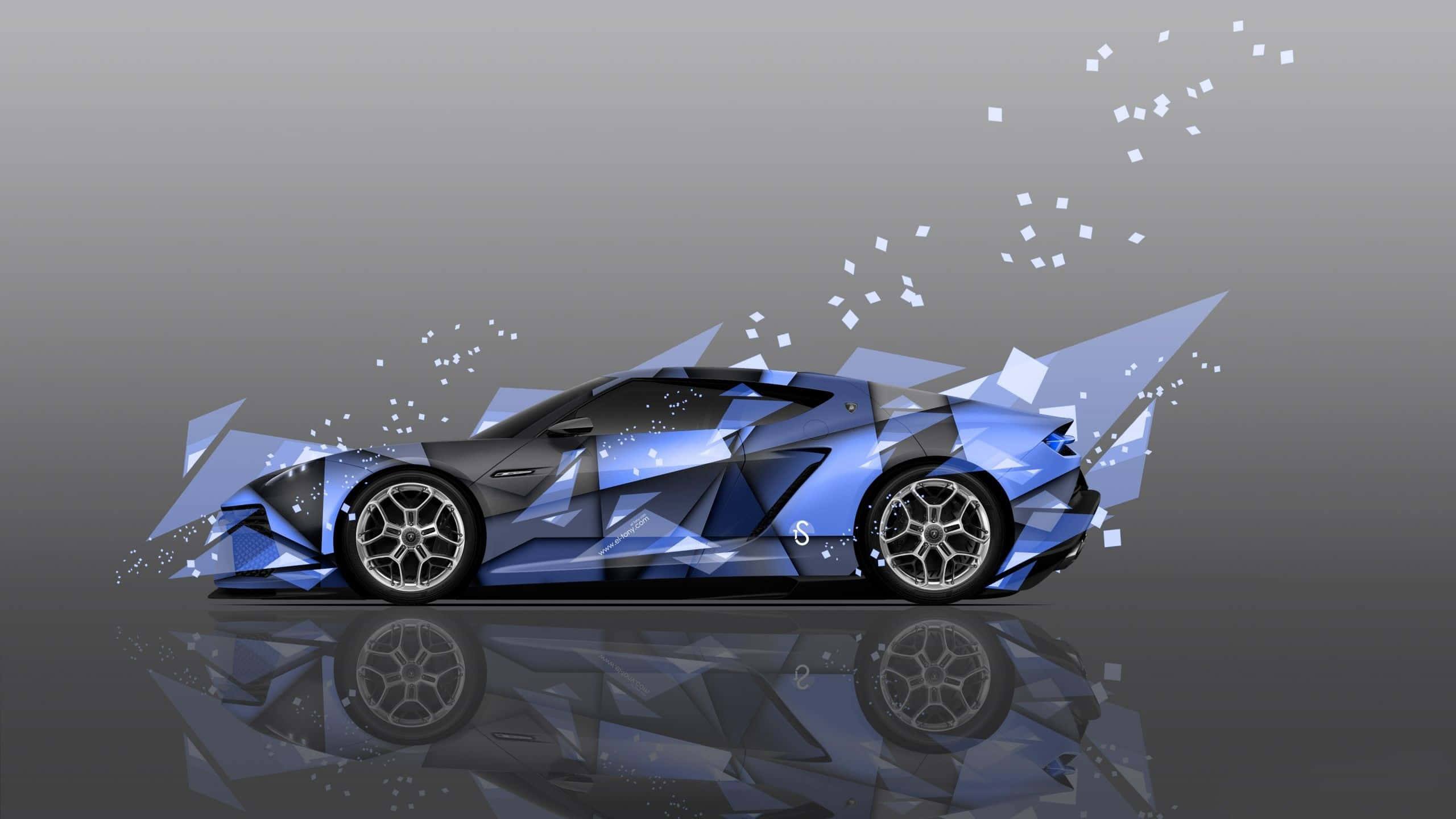 Car Design 桌布 壁紙 — 一輛時尚的藍色跑車，帶有幾何碎片和發光粒子，漂浮在灰色漸變背景的反射表面上。