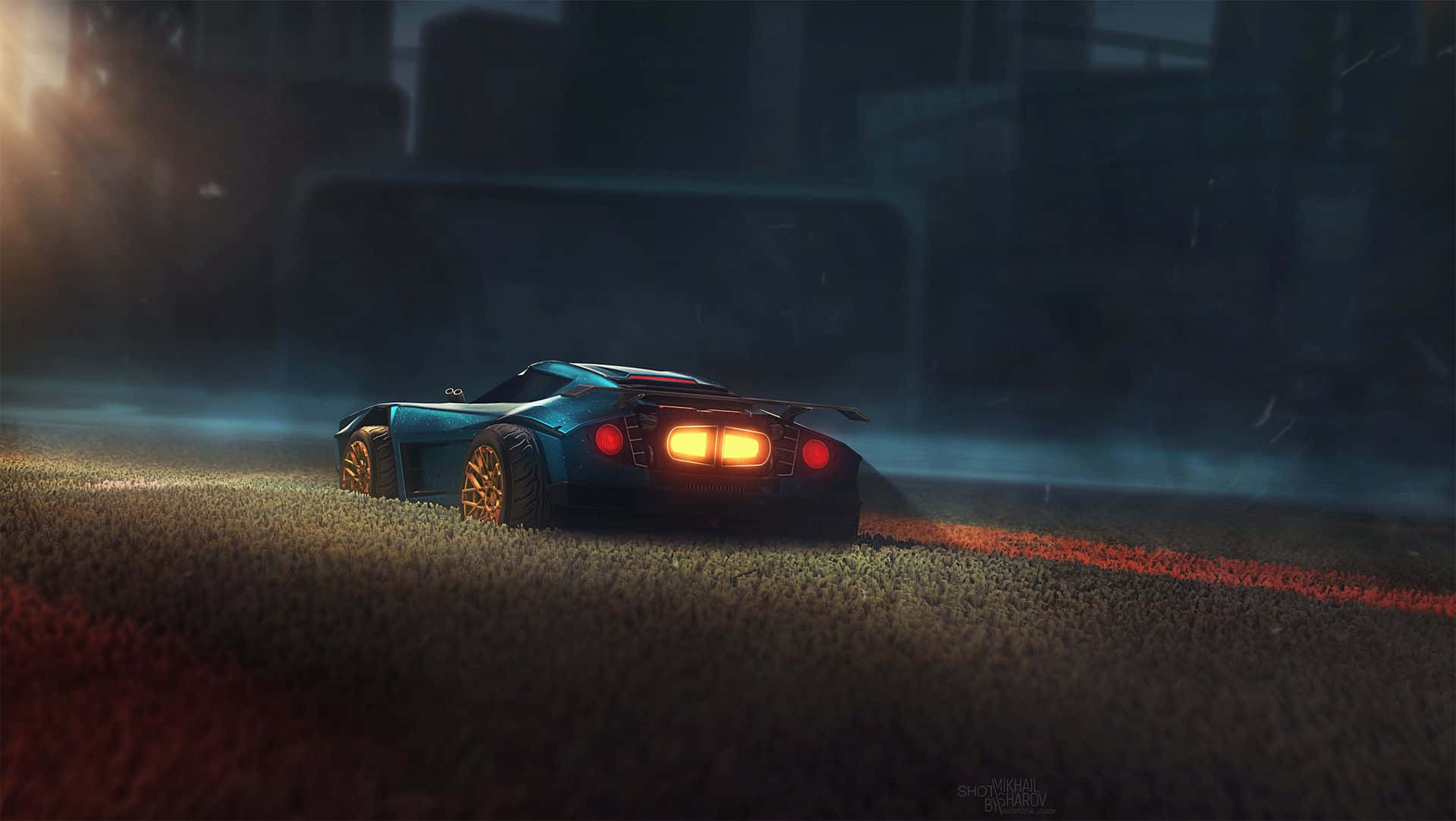 Rocket League Art 桌布 壁紙 — 一輛時尚的藍色跑車，帶有發光的橙色尾燈，在霧氣瀰漫的城市夜晚中疾馳，在潮濕的瀝青上留下火熱的痕跡。