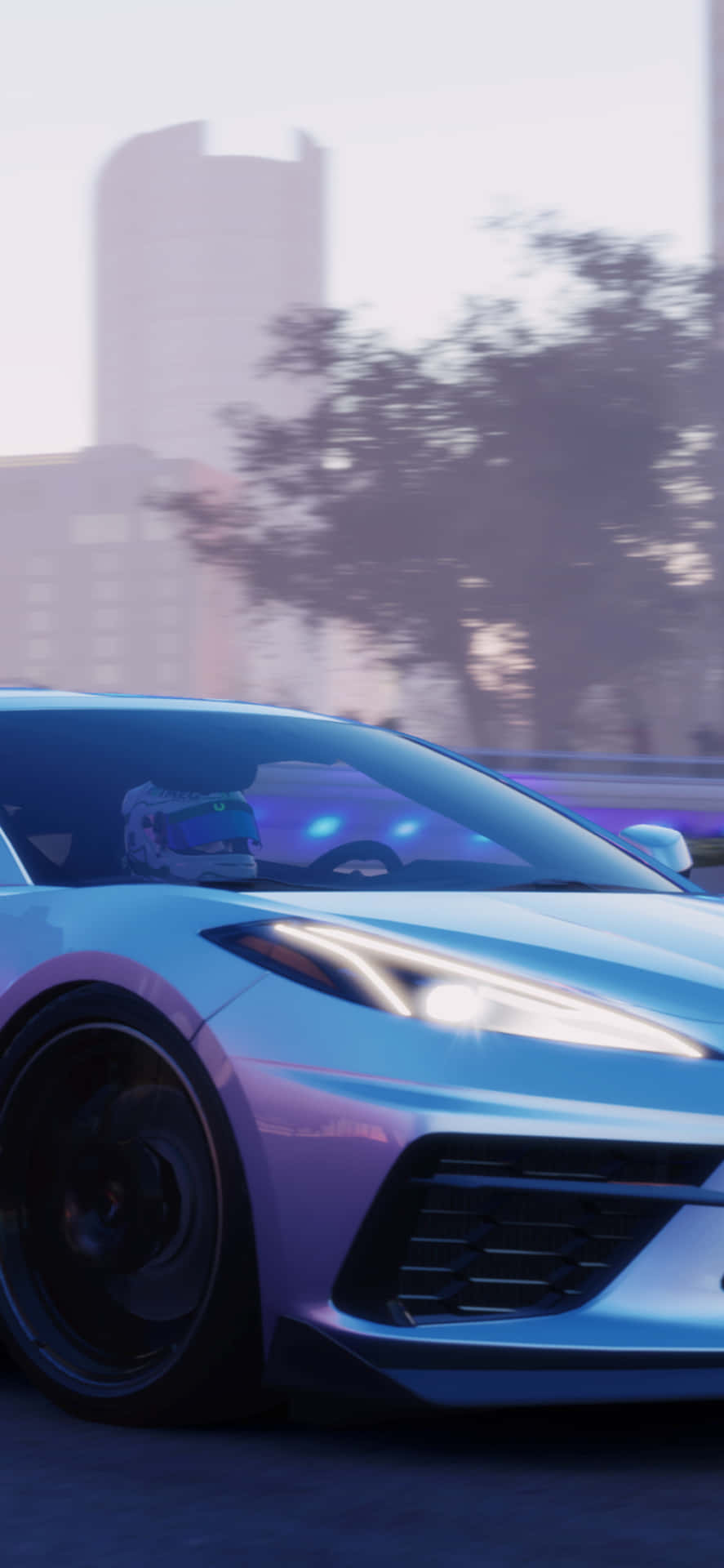 一輛藍色跑車，配備發光的車頭燈，在黃昏時分在城市中疾馳。 — Project Cars 壁紙