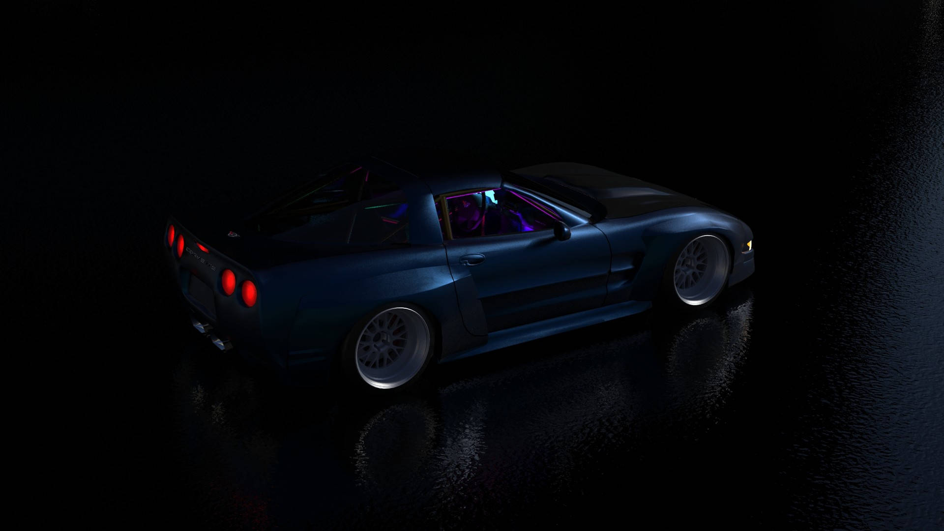 corvette 桌布 壁紙 — 一輛時尚的藍色跑車在完全黑暗的環境中，在潮濕的反光表面上發出紅色尾燈和紫色車內燈光。