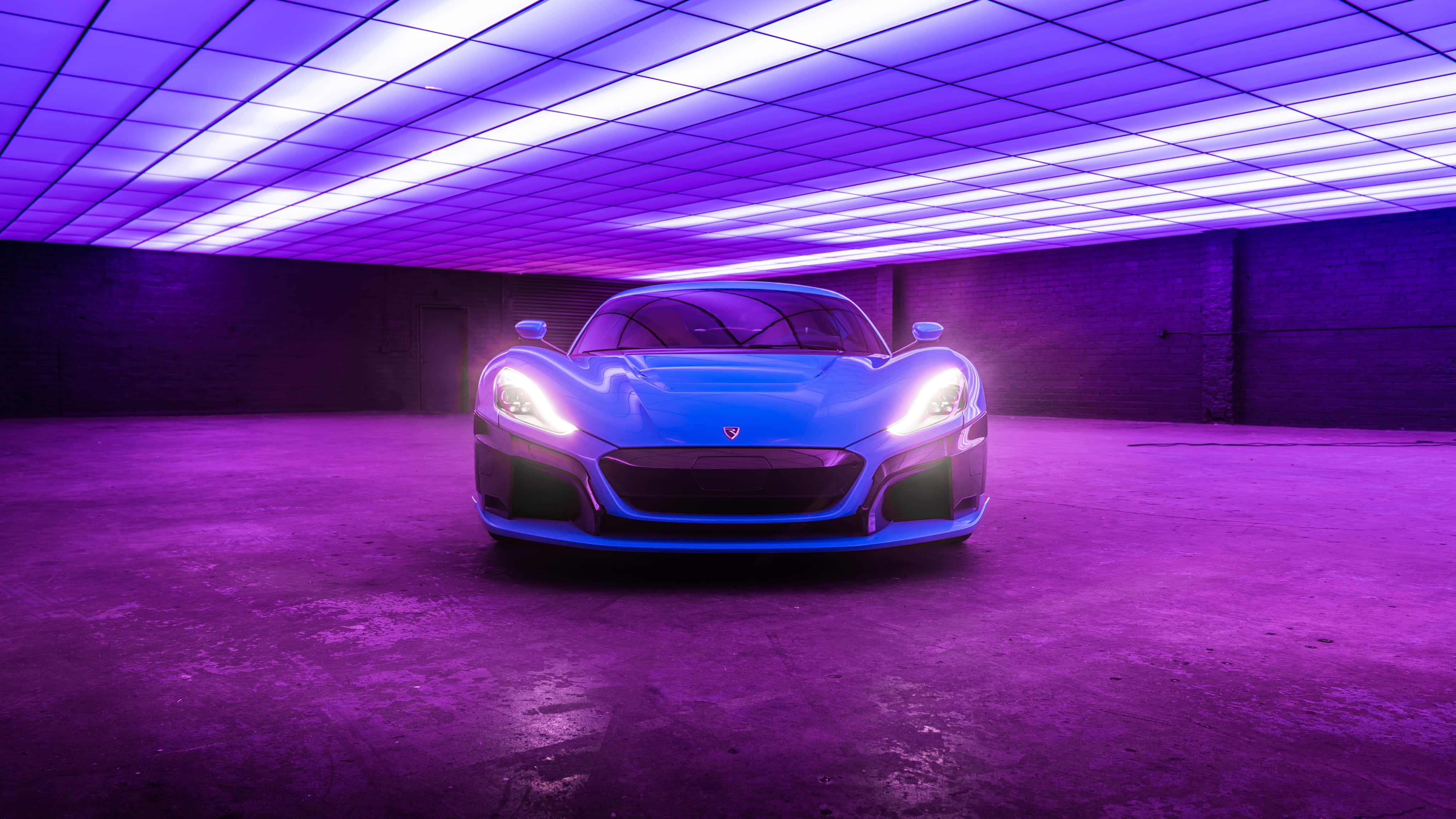 Rimac 桌布 壁紙 — 一輛時尚的藍色跑車在簡約的地下車庫中，在充滿活力的紫色霓虹燈下閃耀。