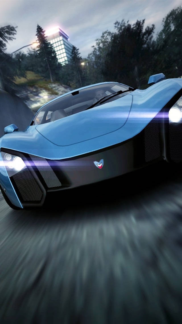 need for speed iPhone 桌布 壁紙 — 一輛時尚的藍色跑車在黃昏時分在潮濕的道路上奔馳，帶有模糊的動態和閃爍的車頭燈。