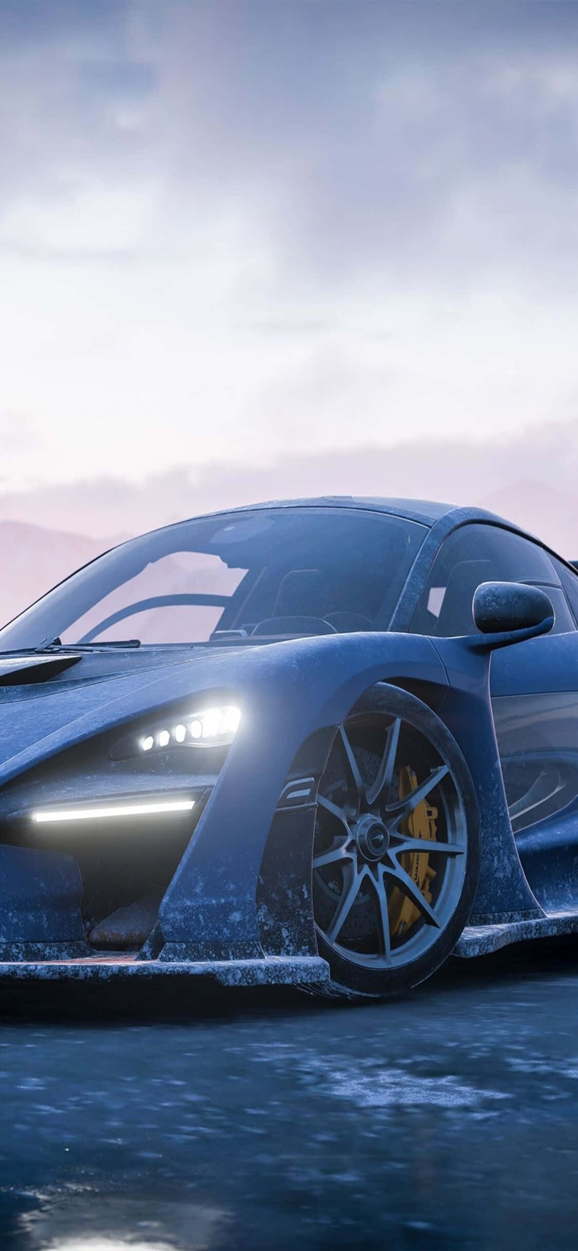 Forza Gaming 桌布 壁紙 — 一輛時尚的藍色跑車帶有發光的車頭燈，停在潮濕的道路上，天空是柔和的黃昏色調。