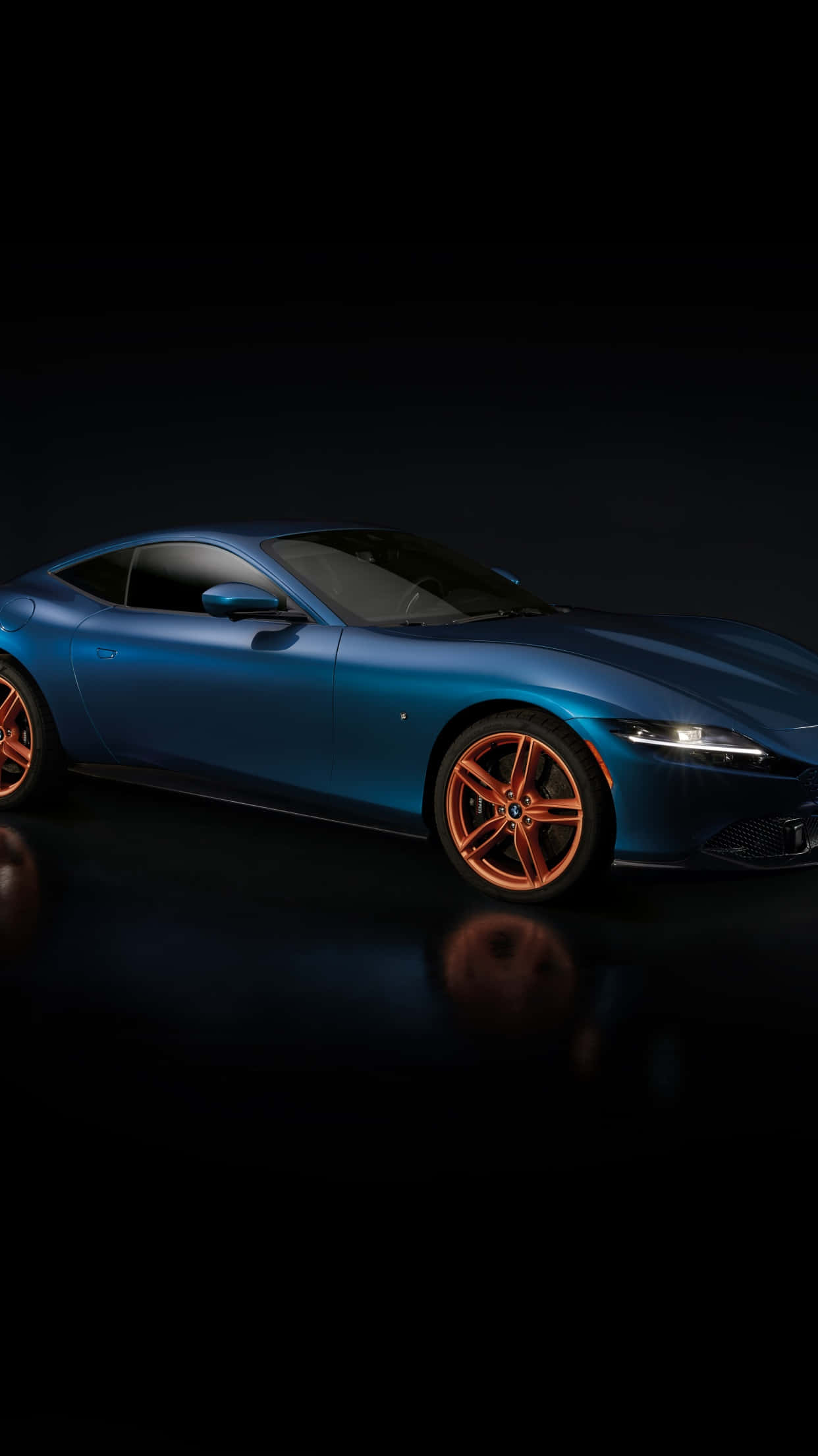 Ferrari iPhone 桌布 壁紙 — 一輛時尚的藍色跑車配橙色車輪，在黑色反光地板上於攝影棚燈光下閃耀。