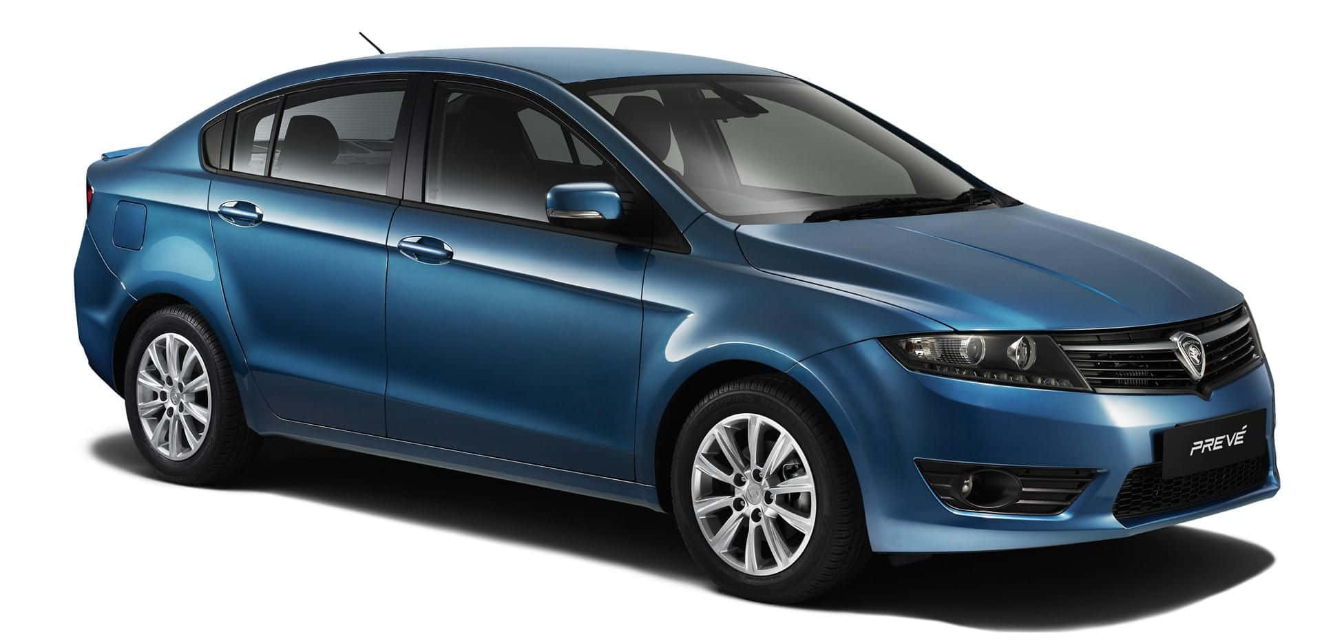 Proton 桌布 壁紙 — 一輛時尚的藍色轎車，帶有鍍鉻裝飾和合金輪圈，在白色背景的攝影棚燈光下展示。