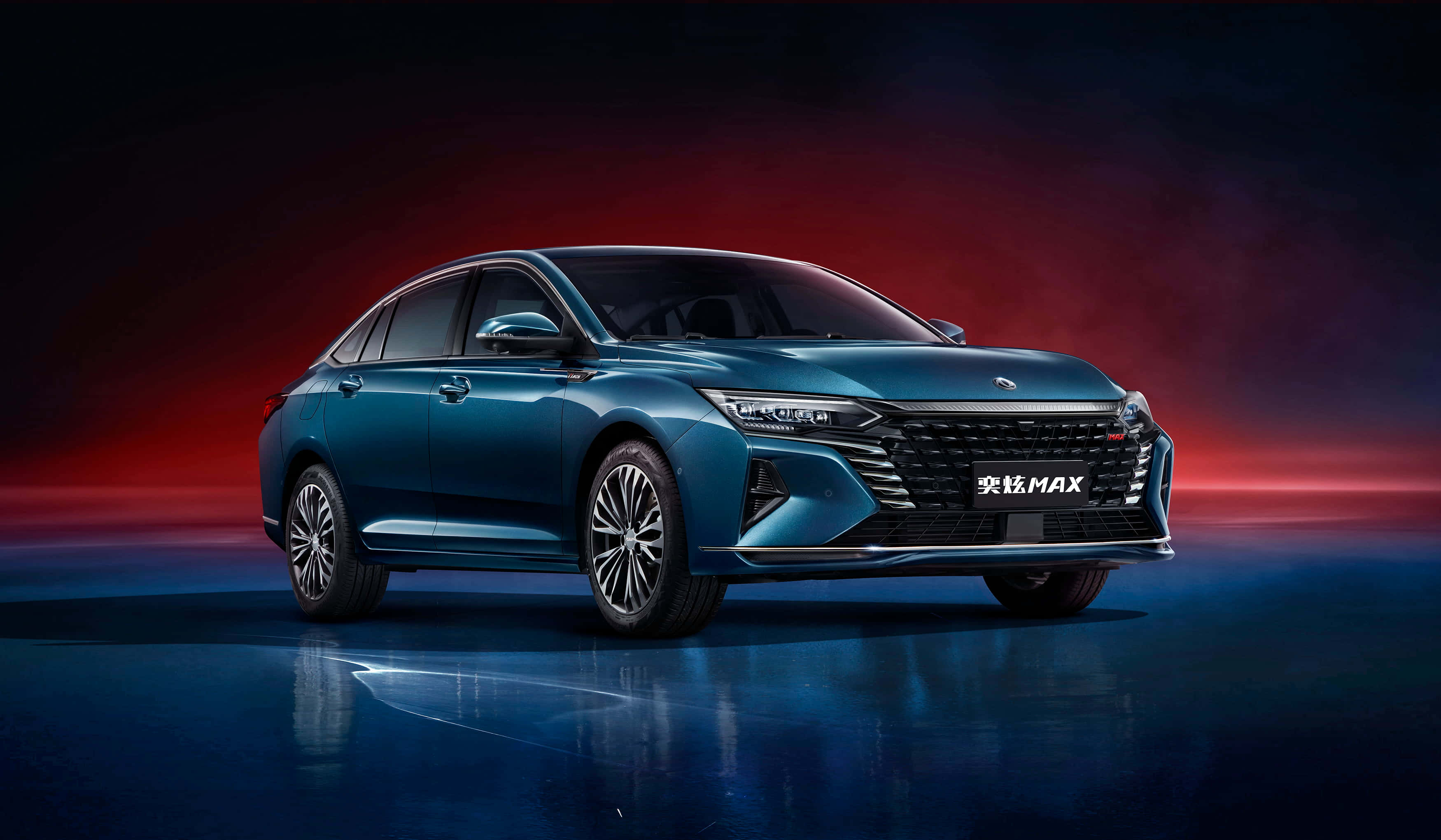Dongfeng 桌布 壁紙 — 一輛時尚的藍色轎車在戲劇性的紅色和藍色工作室燈光下閃閃發光，地板具有反射效果。