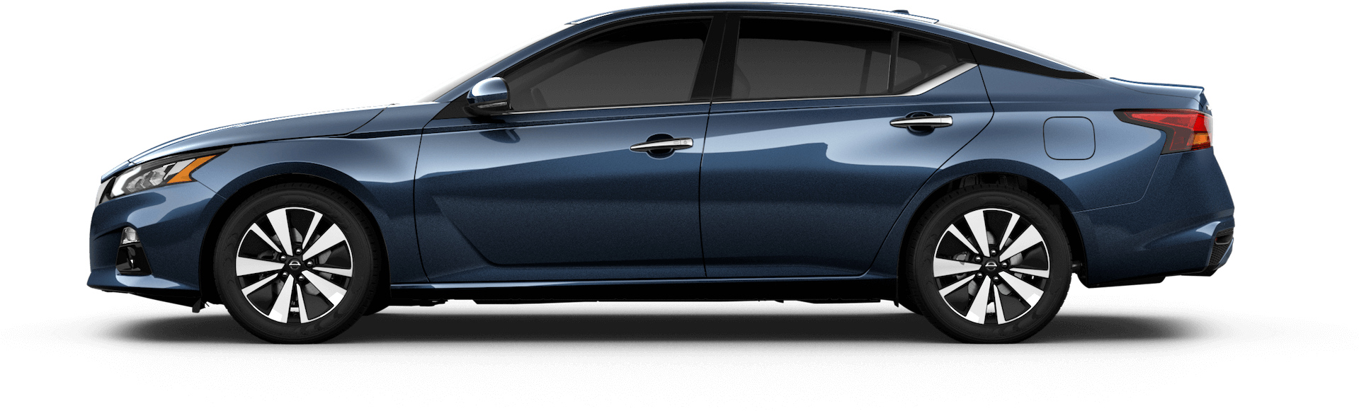 日產 桌布 壁紙 — 一輛時尚的藍色轎車在黑色背景上以側面顯示，具有光澤飾面和銀色合金輪轂。
