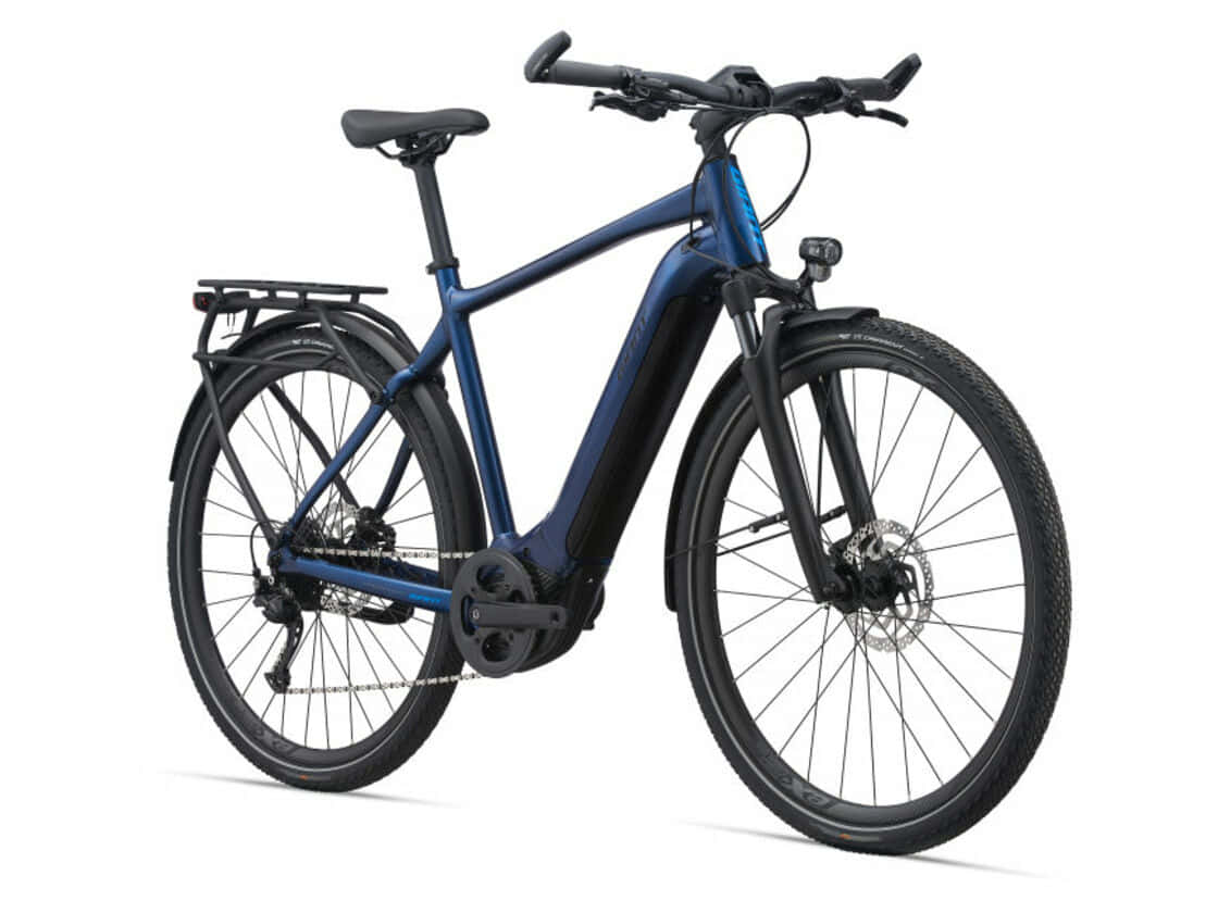 Bicycle 桌布 壁紙 — 一輛時尚的藍色電動自行車，帶有黑色部件和後置物架，孤立地立在乾淨的白色背景上。