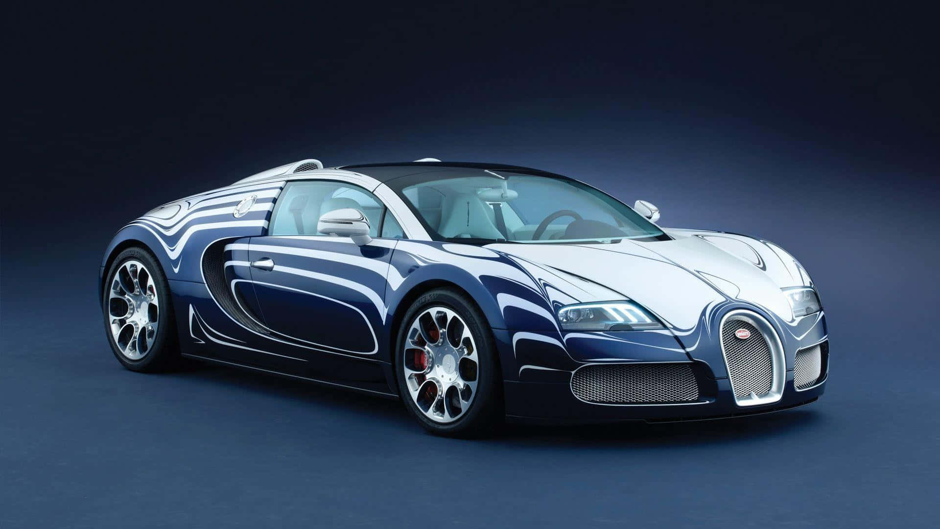 桌布 壁紙 — 一輛時尚的藍銀色Bugatti Veyron跑車，帶有白色賽車條紋，在深色漸變工作室背景前擺拍。