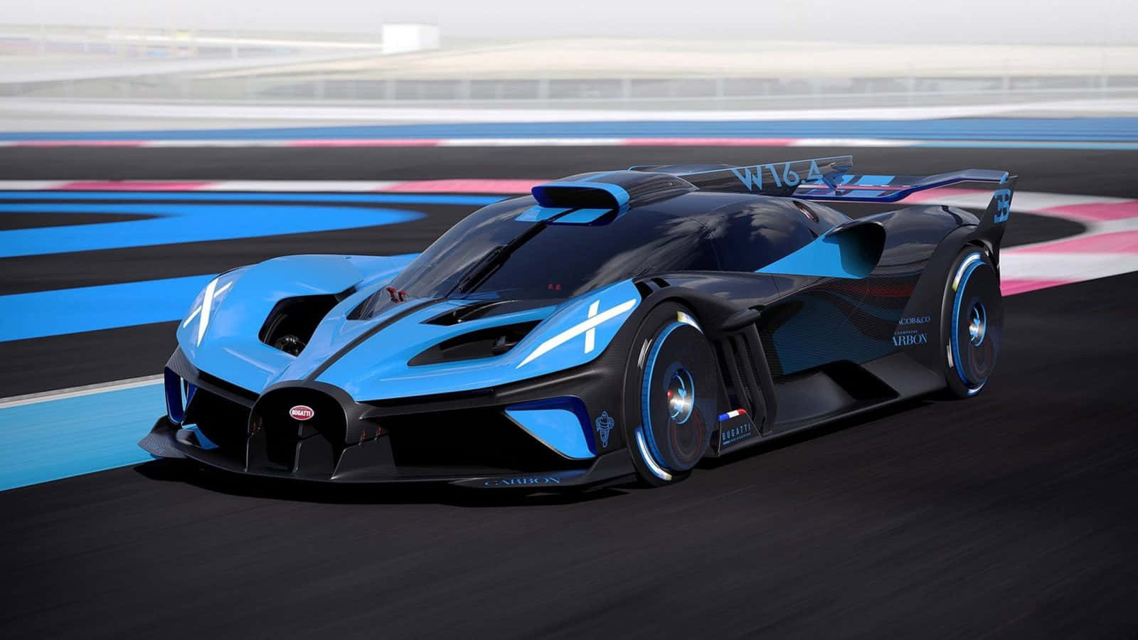 Best Bugatti 桌布 壁紙 — 一輛時尚的藍黑 Bugatti 超跑在賽道上疾馳，帶有模糊的動感和鮮明的賽道標記。