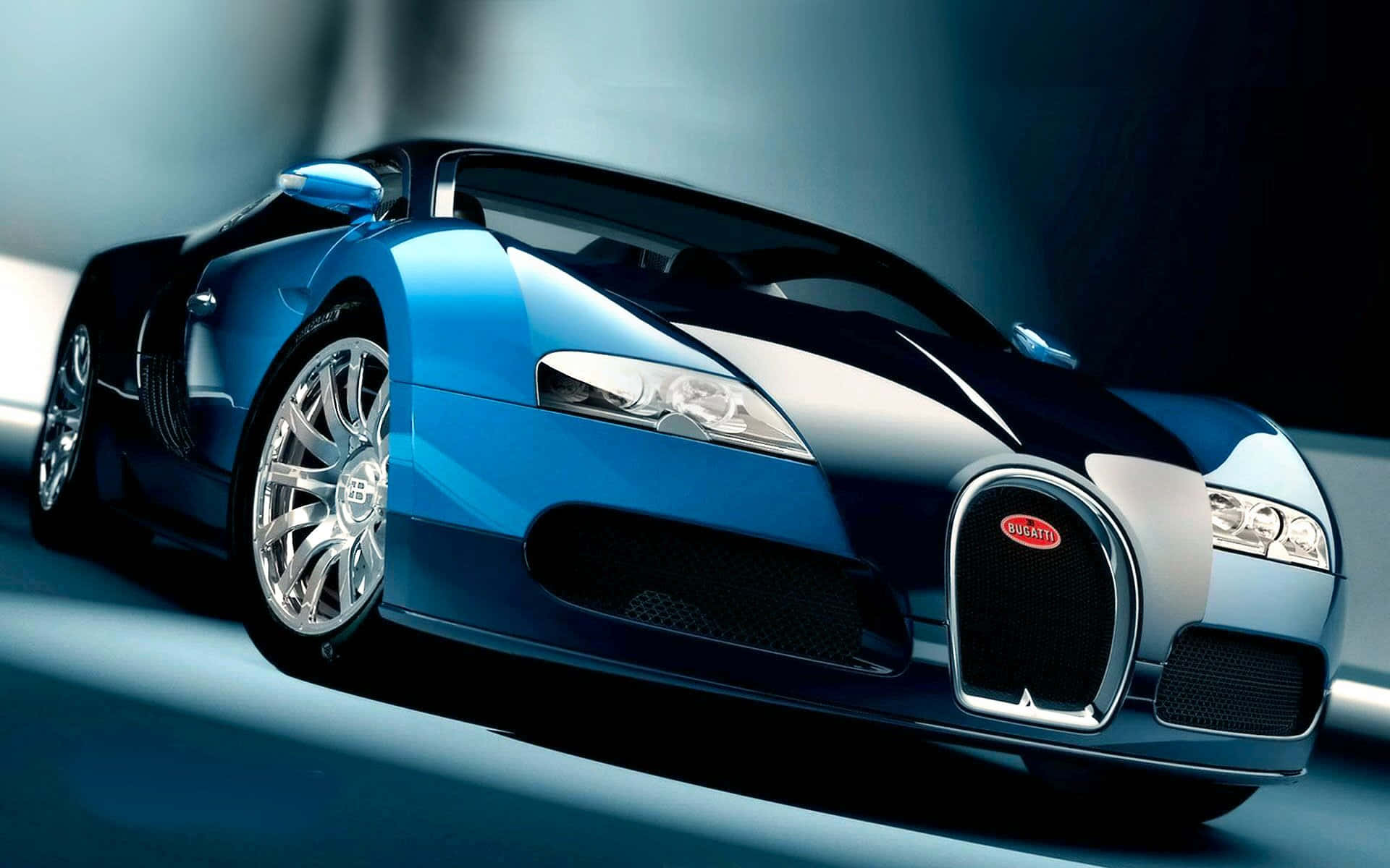 Best Bugatti 桌布 壁紙 — 一輛時尚的藍黑布加迪超級跑車在戲劇性的工作室燈光下閃耀，拋光表面上有銳利的反射。