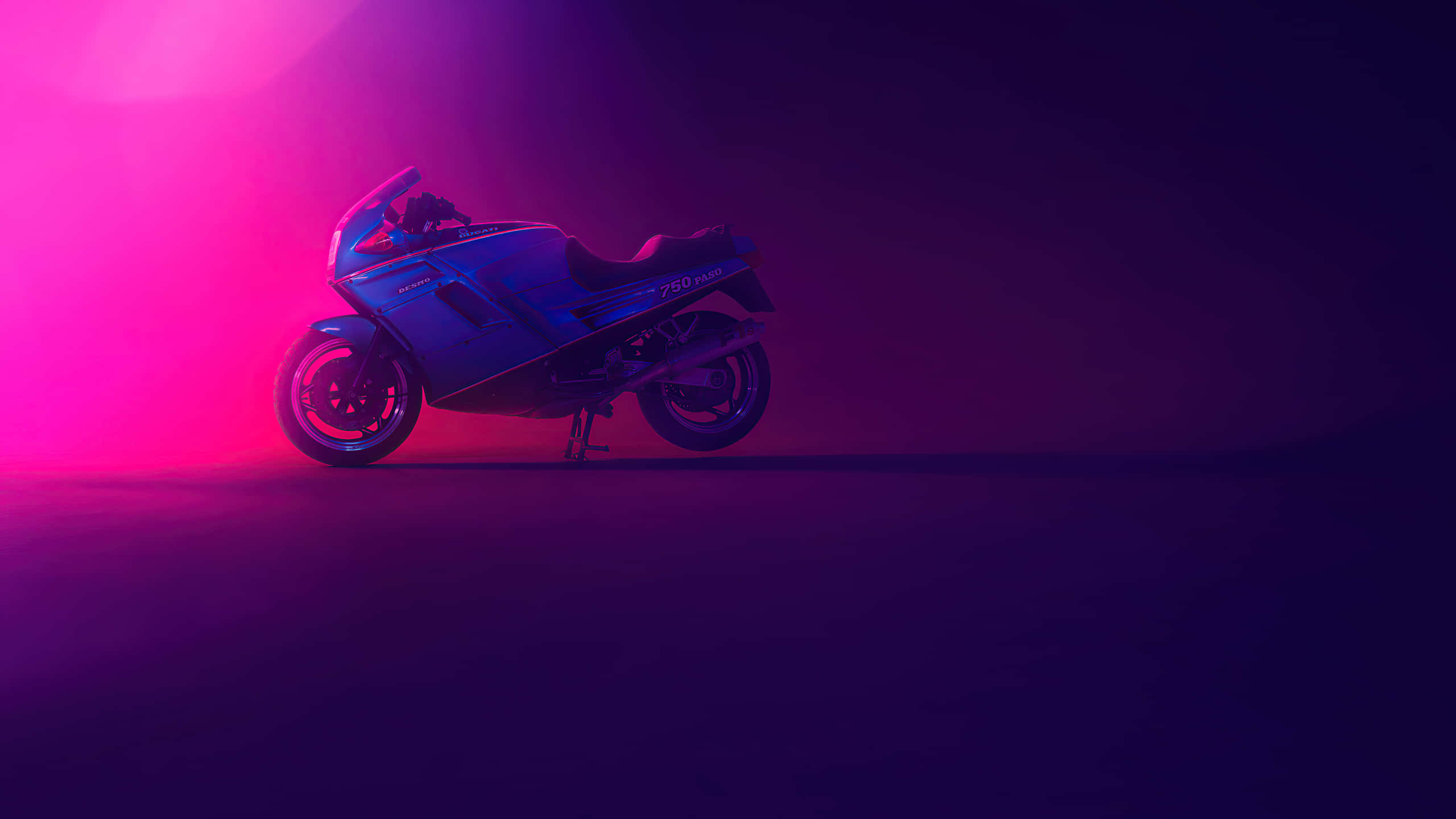 機車 桌布 壁紙 — 一輛時尚的運動摩托車沐浴在充滿活力的粉紅色和紫色工作室燈光下，在黑暗的地板上投下戲劇性的陰影。