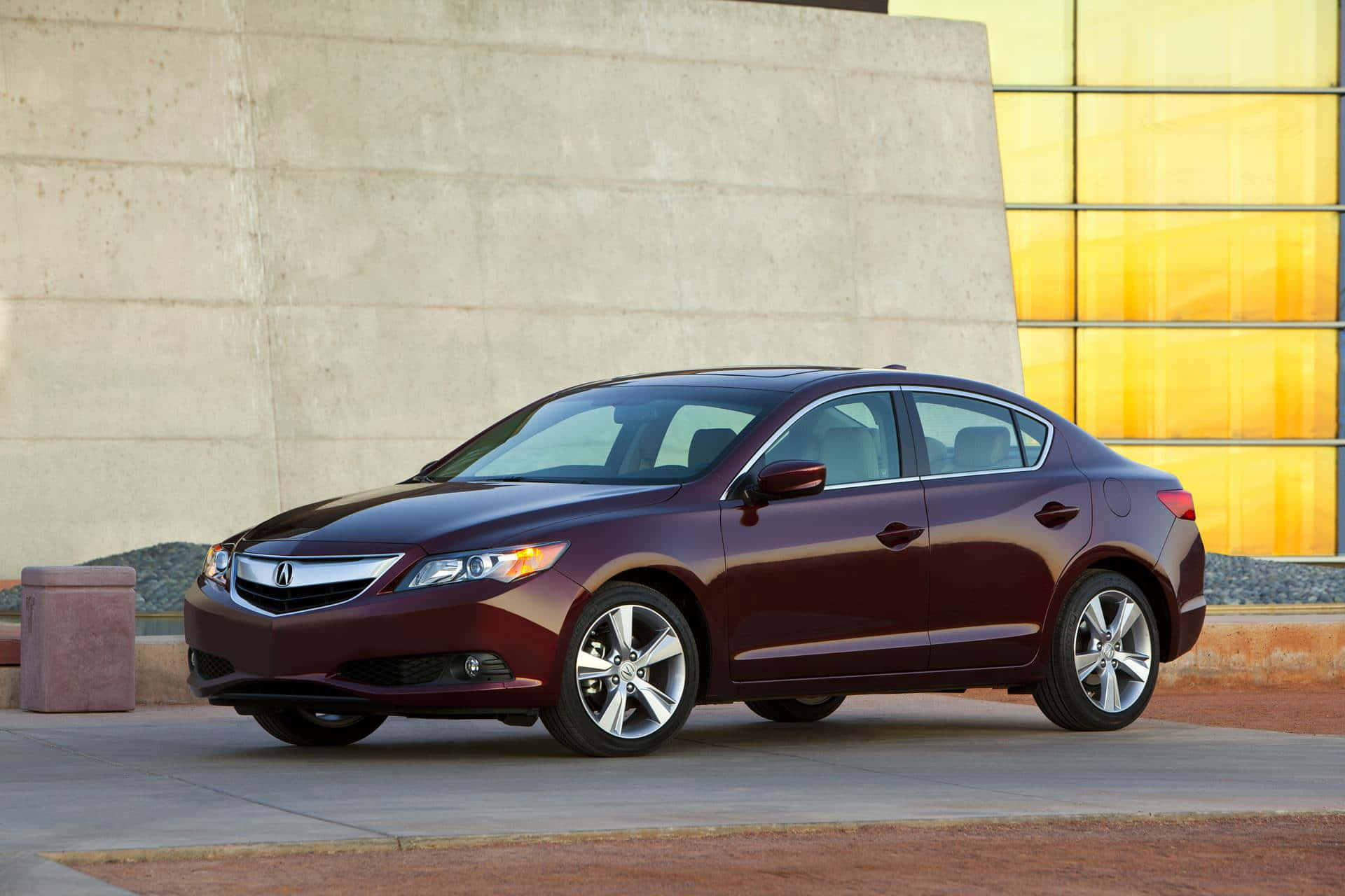 Acura Ilx 桌布 壁紙 — 一輛時尚的酒紅色Acura轎車停放在現代混凝土和玻璃牆建築前。