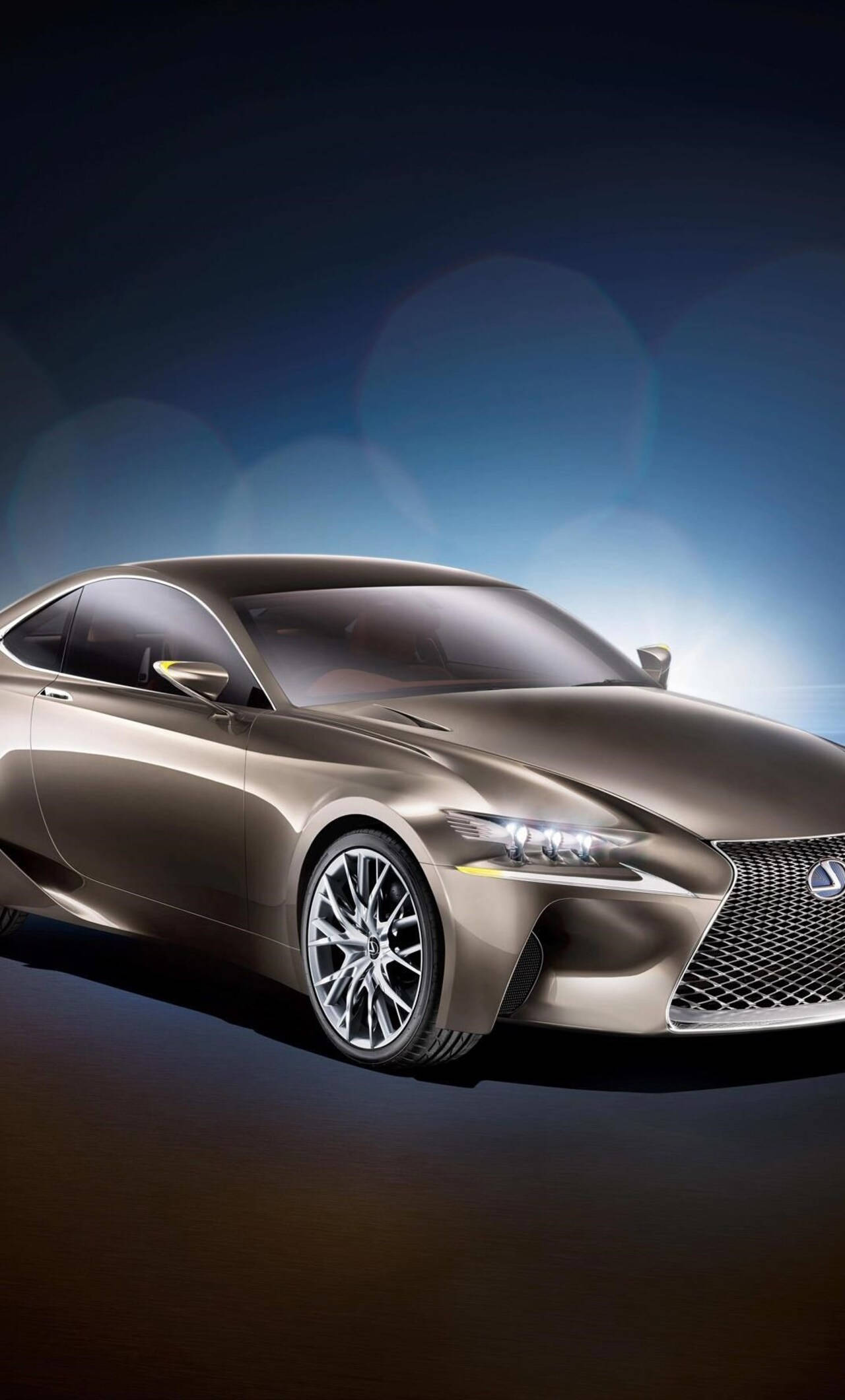 lexus iPhone 桌布 壁紙 — 一輛時尚的金屬金色雷克薩斯運動轎跑車在深藍色漸變背景上，在戲劇性的工作室燈光和散景高光下閃閃發光。