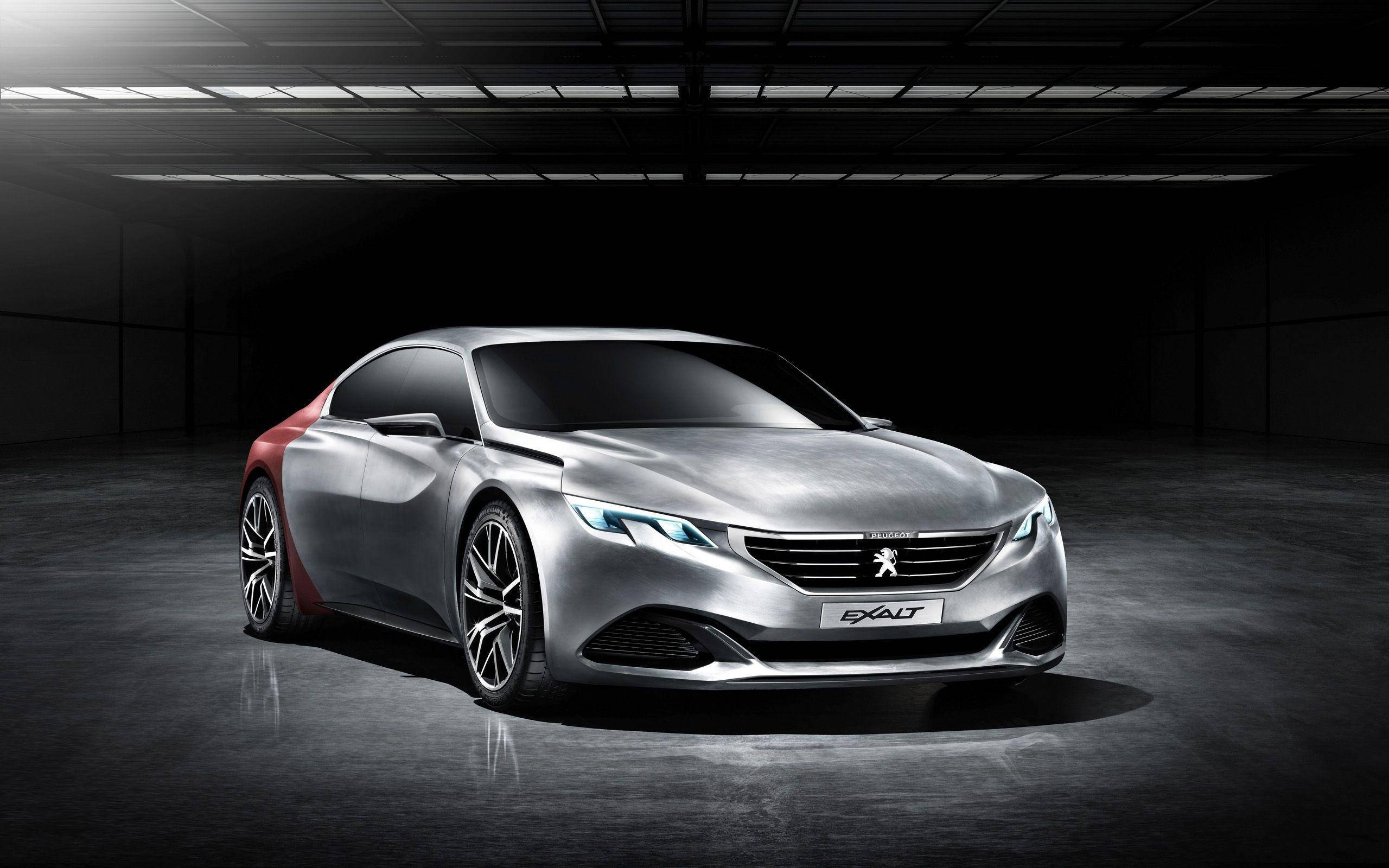 Peugeot 桌布 壁紙 — 一輛時尚的銀紅色Peugeot Exalt概念車在黑暗的工業車庫中，在戲劇性的工作室燈光下閃閃發光。