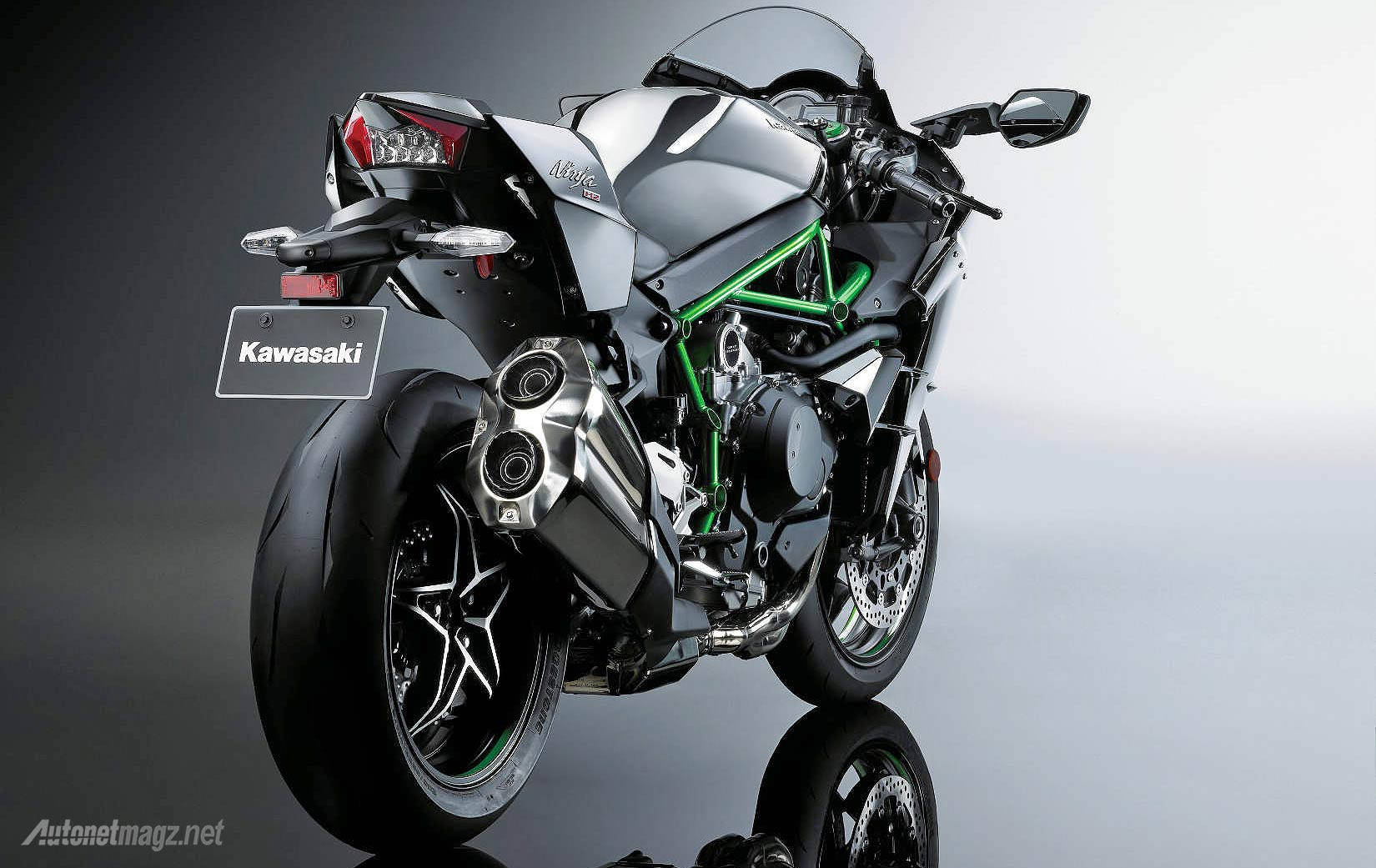 反光工作室地板上的時尚銀綠色 Kawasaki Ninja 摩托車。 — 機車 壁紙