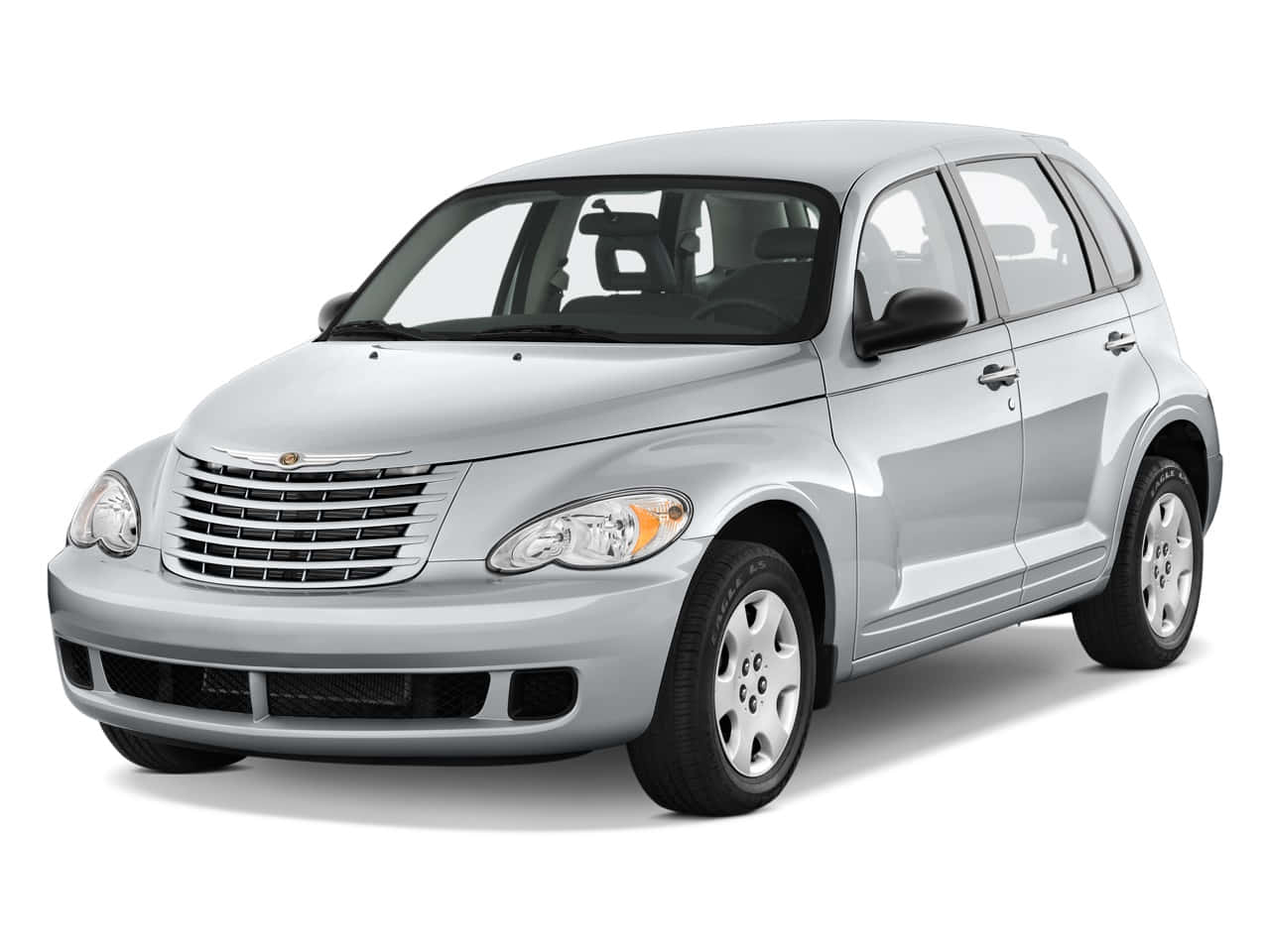 Chrysler Pt Cruiser 桌布 壁紙 — 一輛時尚的銀色 Chrysler PT Cruiser 緊湊型汽車，在攝影棚燈光下以純白色背景展示。