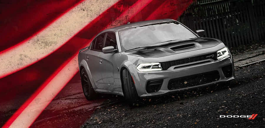 桌布 壁紙 — 一輛時尚的銀色 Dodge Charger Hellcat 停在潮濕的路面上，背景是大膽的紅白條紋。