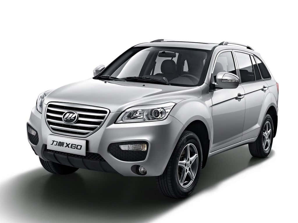 Lifan 桌布 壁紙 — 一輛時尚的銀色 Force X60 SUV 在乾淨的攝影棚拍攝中展示，帶有柔和陰影和白色背景。
