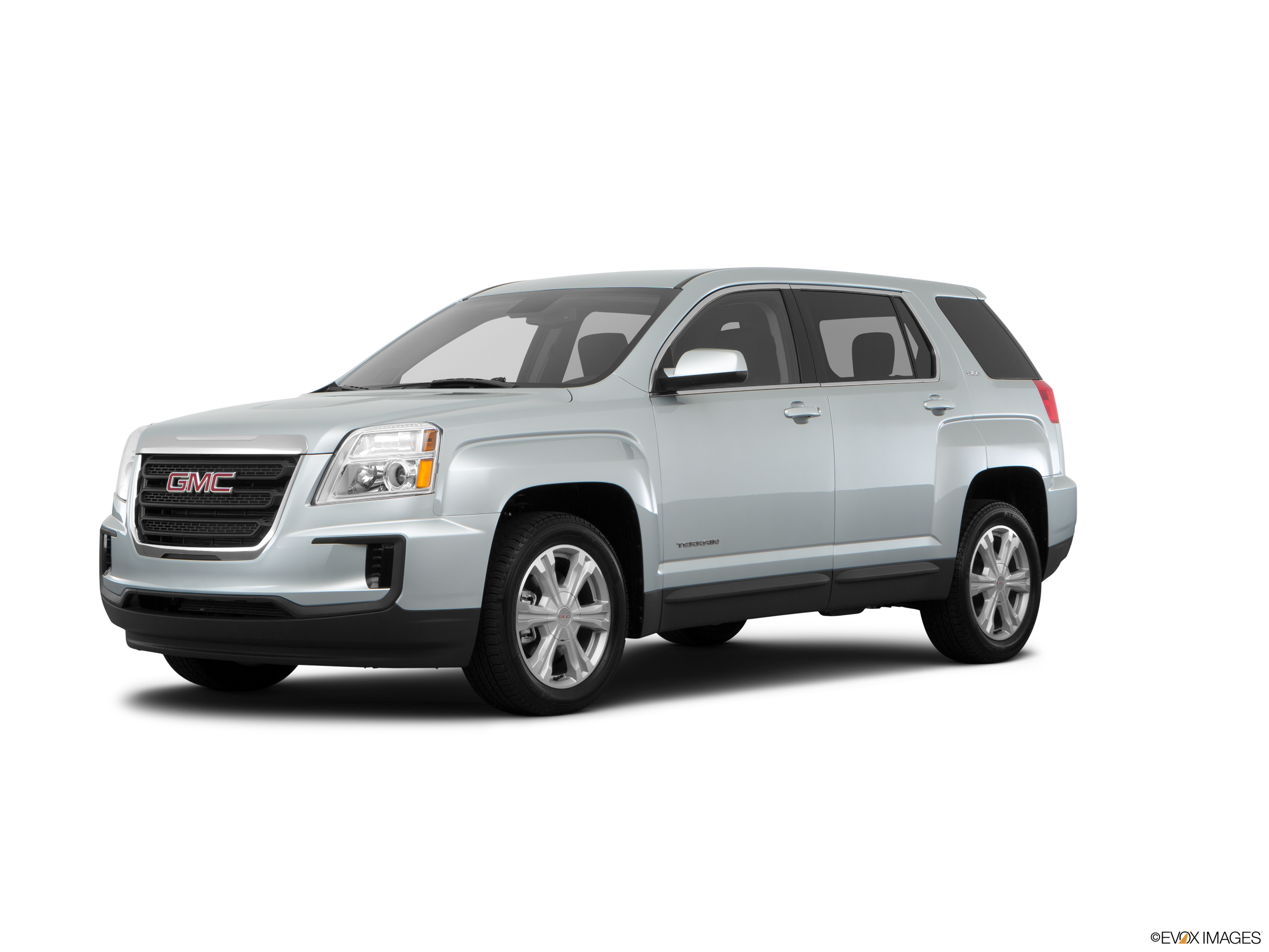 GMC 桌布 壁紙 — 一輛時尚的銀色 GMC Terrain SUV 在攝影棚燈光下，以純白色背景展示。
