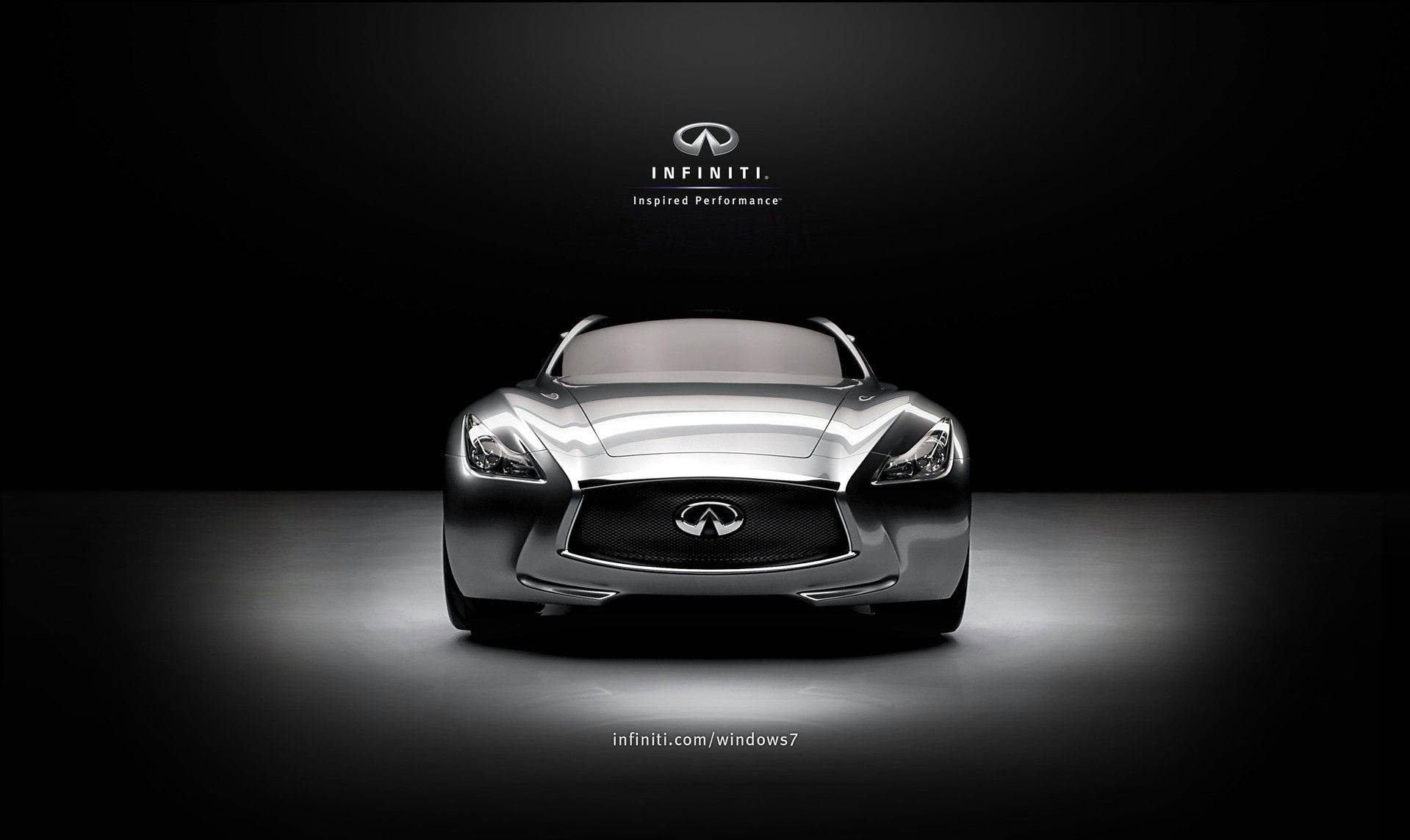 Infiniti 桌布 壁紙 — 一輛時尚的銀色 Infiniti 概念車在攝影棚燈光下發光，黑色背景上方有品牌標誌。