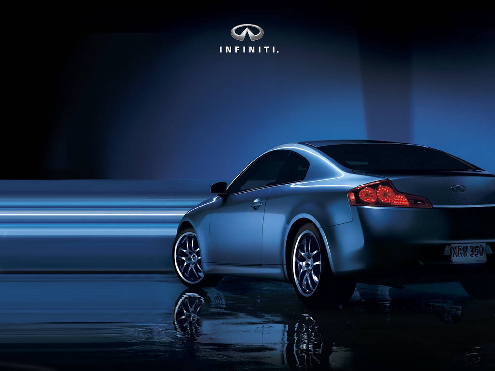 Infiniti 桌布 壁紙 — 一輛時尚的銀色 Infiniti 跑車在雨夜街道上滑行，帶有發光的紅色尾燈和動態模糊條紋。