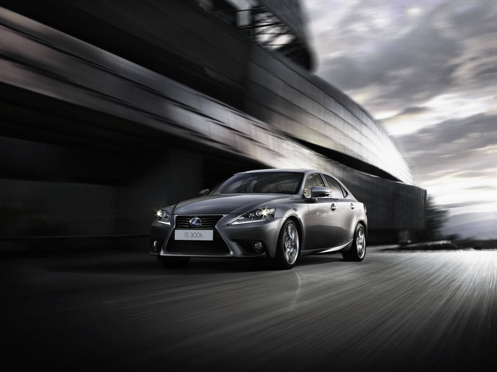 凌志 桌布 壁紙 — 一輛時尚的銀色 Lexus IS 300h 在現代混凝土天橋下疾馳，背景帶有動態模糊效果。
