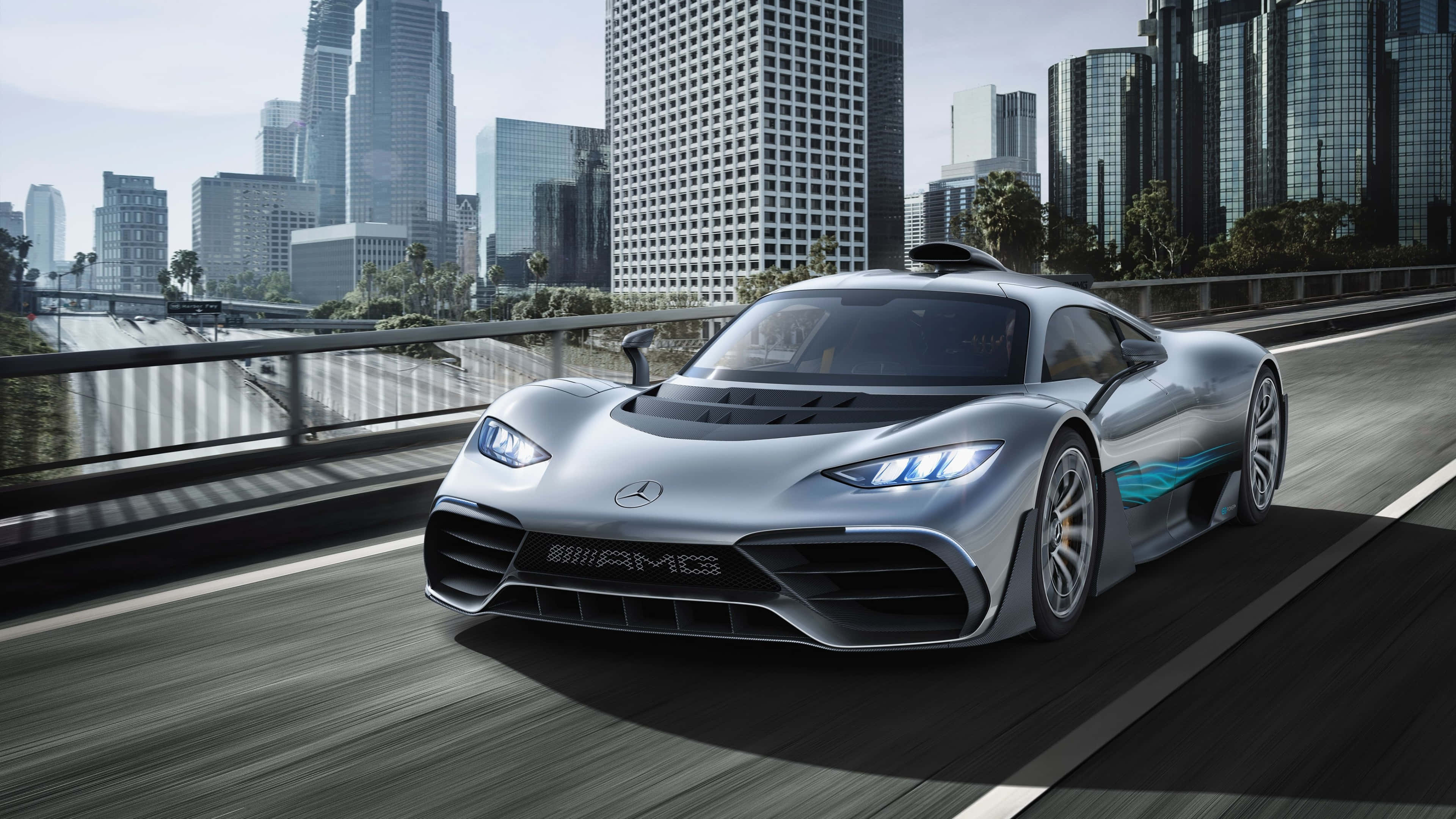 電玩遊戲 桌布 壁紙 — 一輛時尚的銀色 Mercedes-AMG 跑車在摩天大樓背景下沿著城市橋樑飛馳。