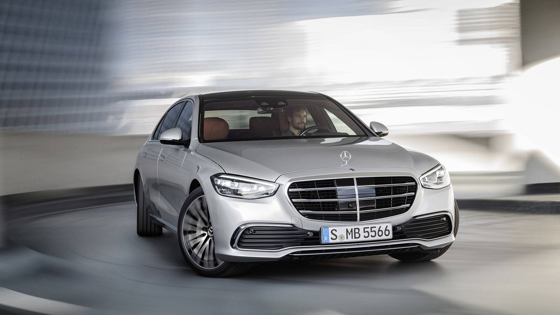 桌布 壁紙 — 一輛時尚的銀色 Mercedes S-Class 轎車在現代隧道中疾馳，動態模糊效果凸顯其奢華與動力。