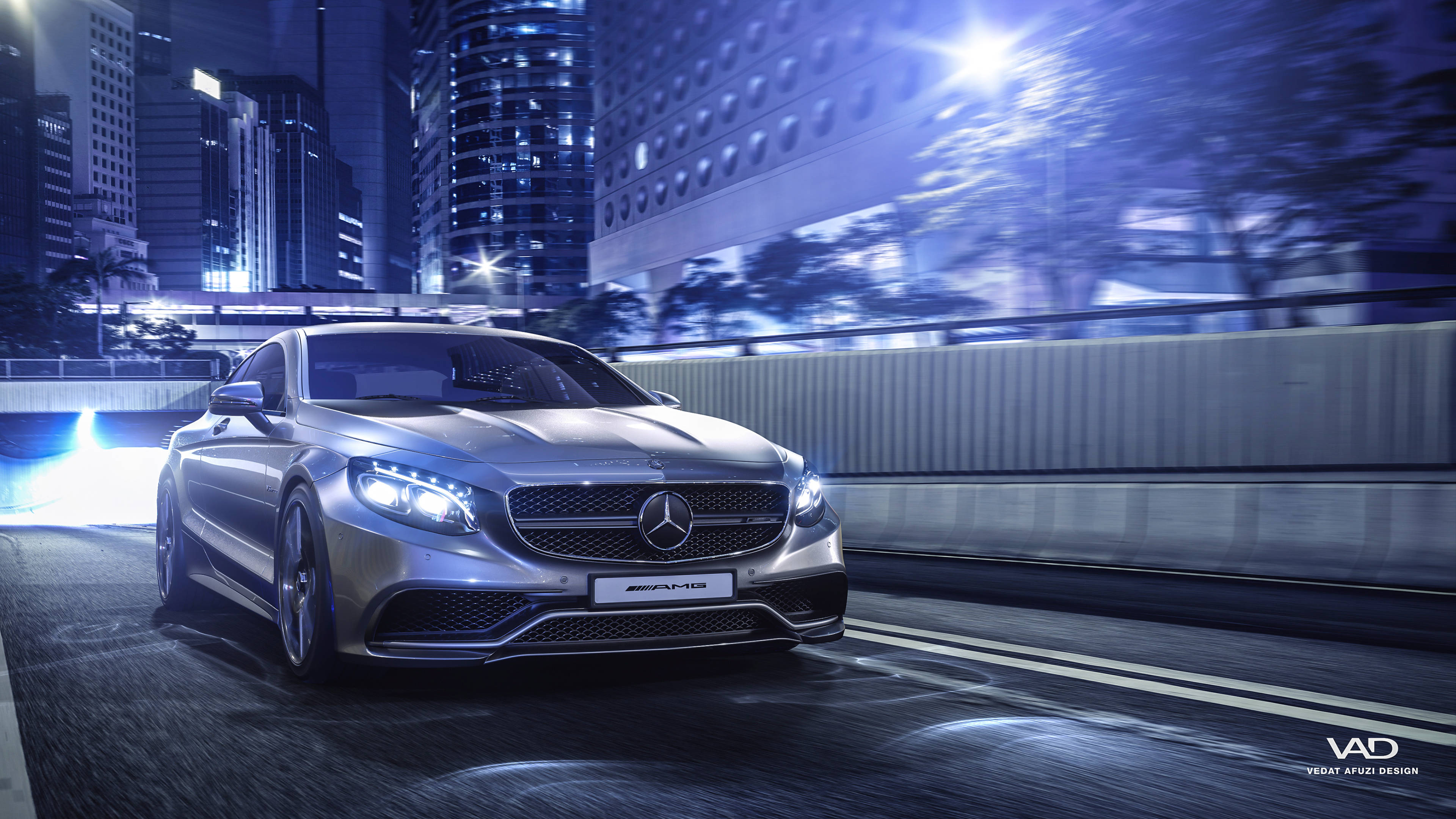 4K 奔馳壁紙 桌布 壁紙 — 一輛時尚的銀色 Mercedes-AMG S63 轎車在夜間穿過霓虹燈照亮的城市隧道，帶有動態模糊和發光的街燈。